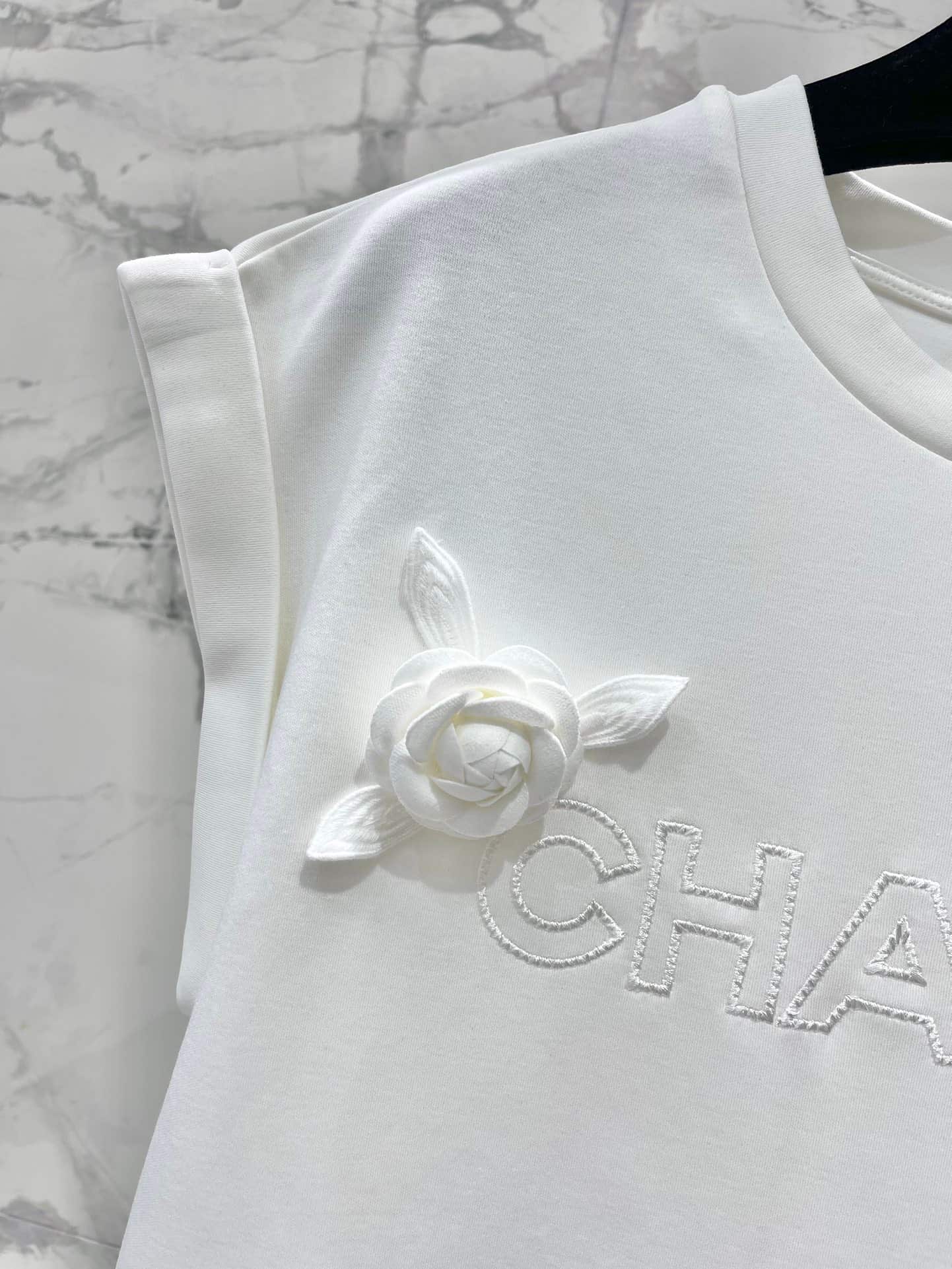 Chanel: Veste, broderie, logo