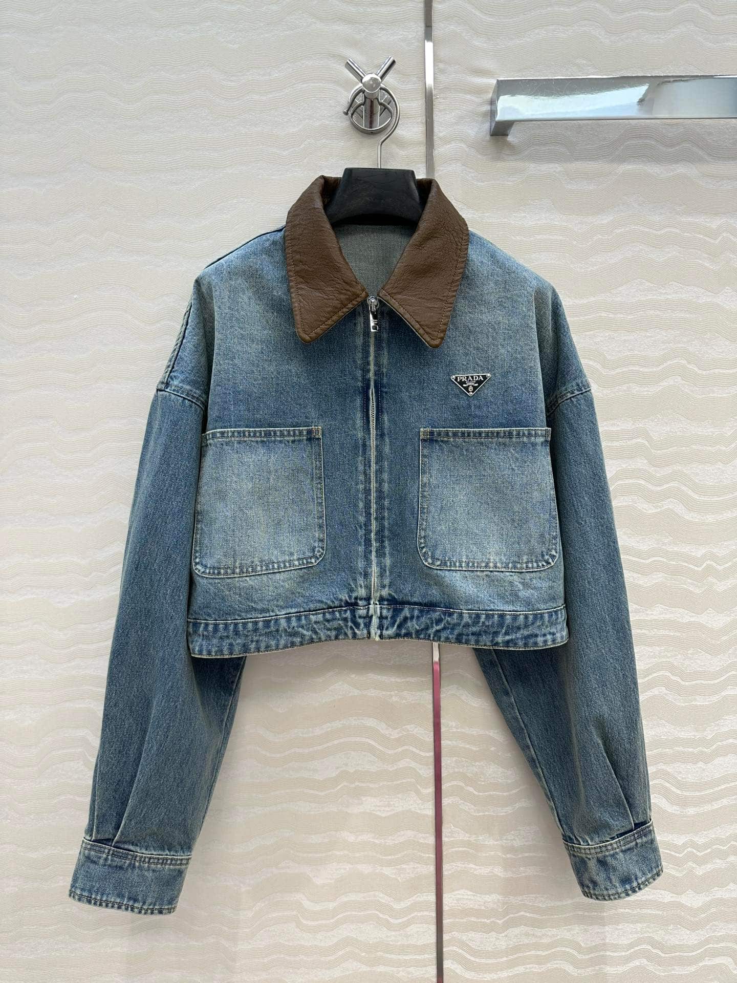 Prada: Veste, emblème triangulaire, poches, pièces métalliques, denim