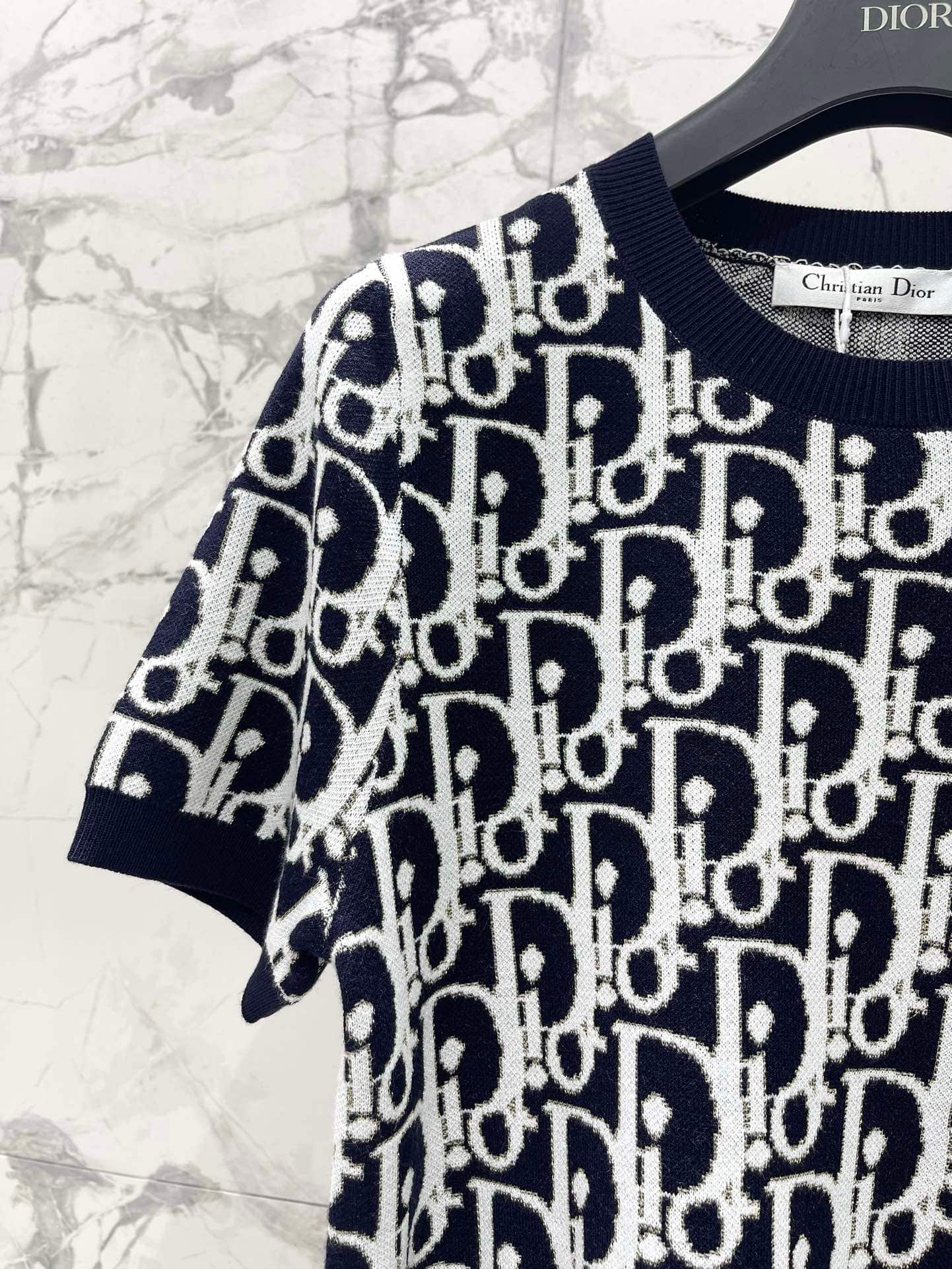 Dior: T-shirt, jacquard, empiècements contrastants, denim