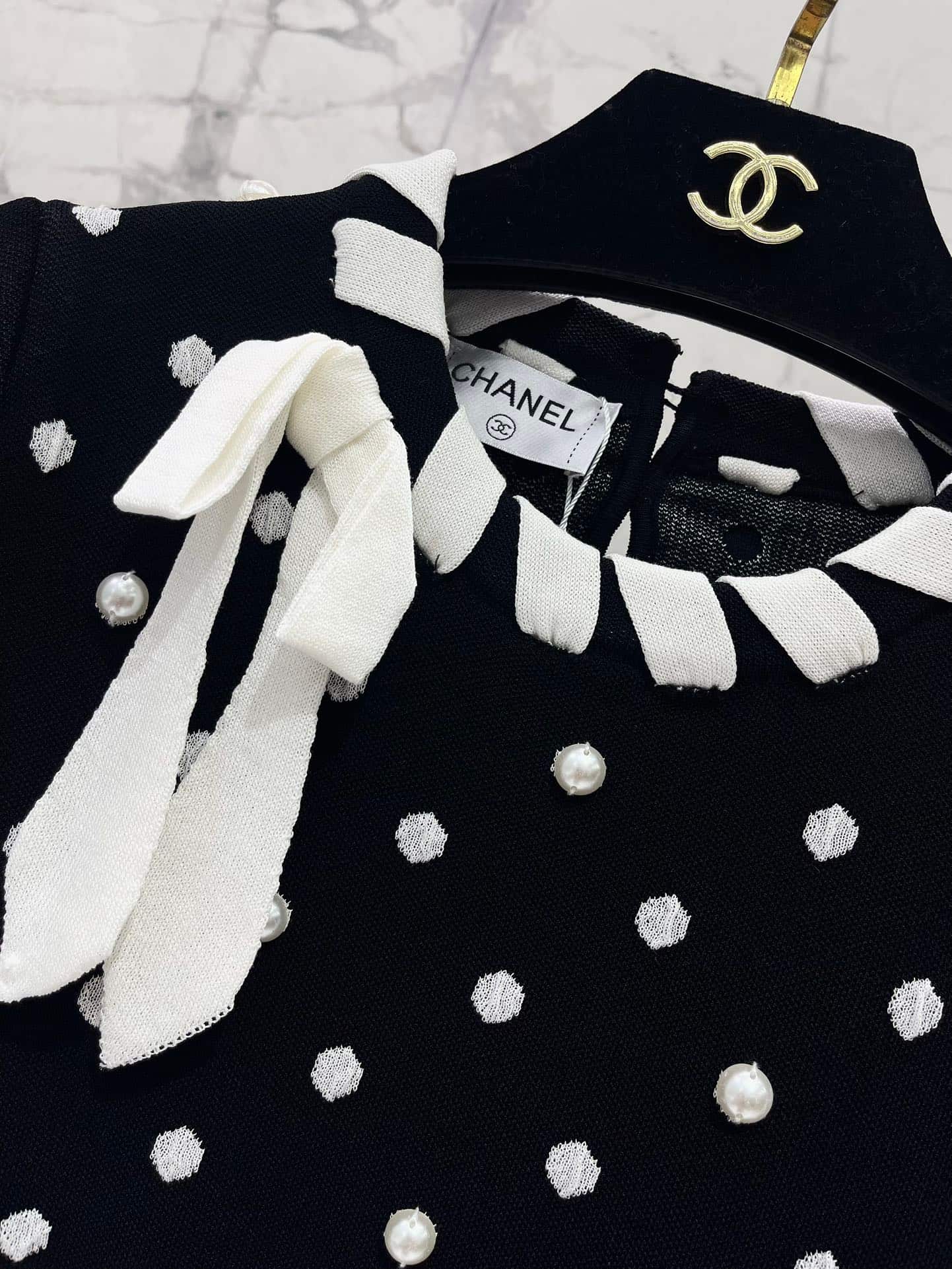 Chanel: куртка, черный цвет, белый цвет, жемчужная отделка
