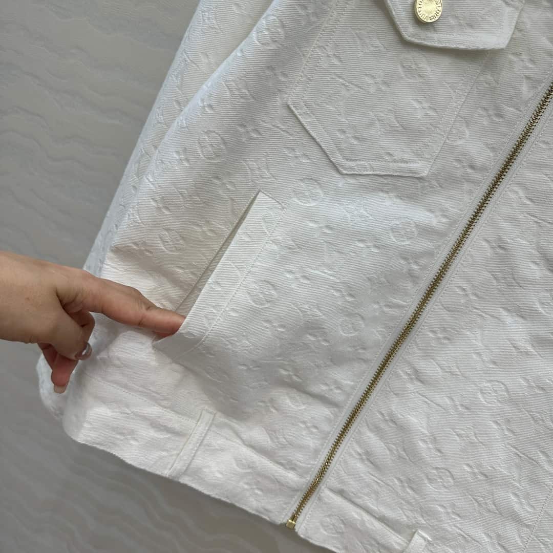 Louis Vuitton: куртка, белый цвет, жаккард, монограмма, логотип, металлическая фурнитура