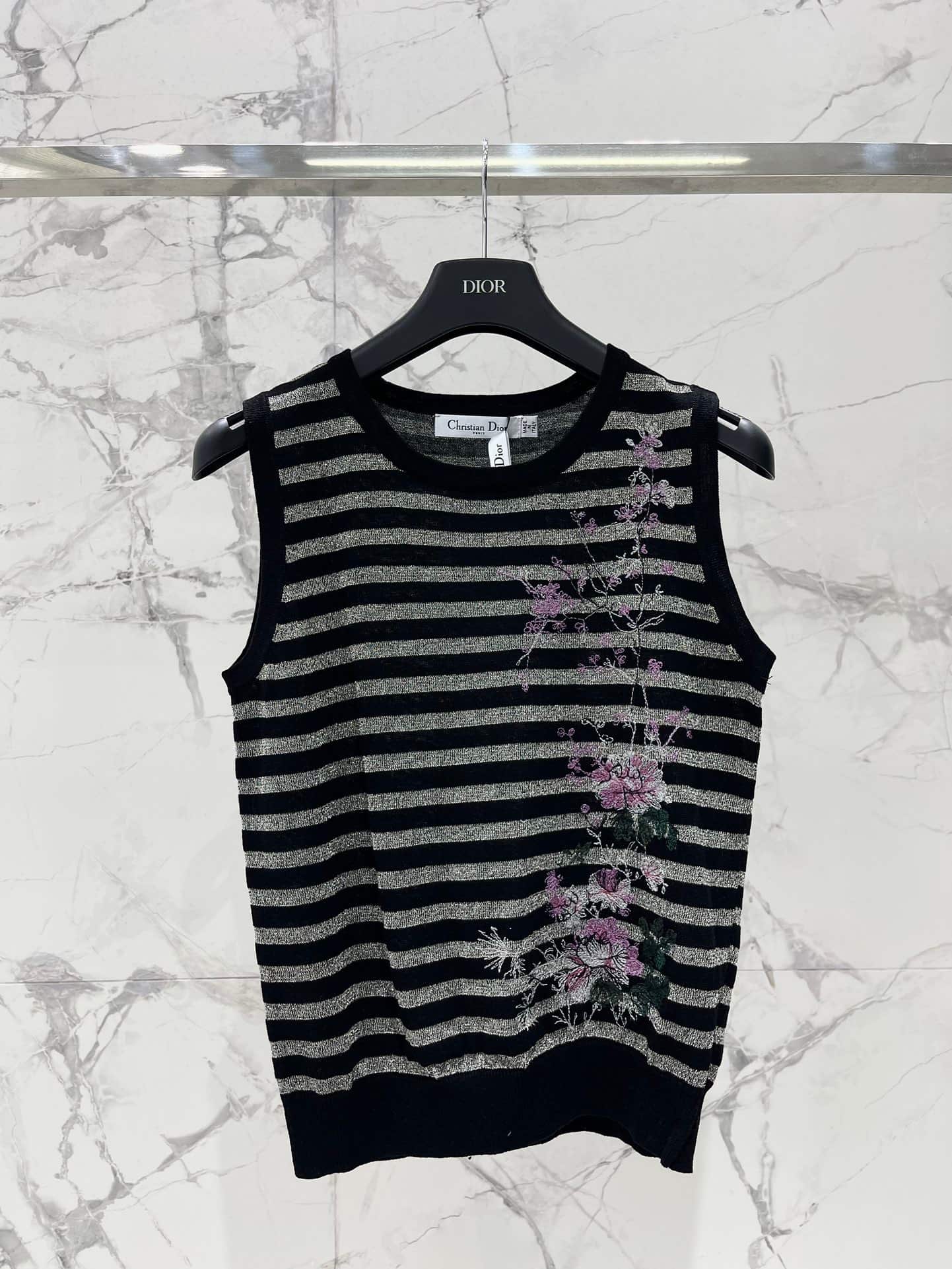 Dior: Top sans manches, broderie, rayures, empiècements contrastants, denim