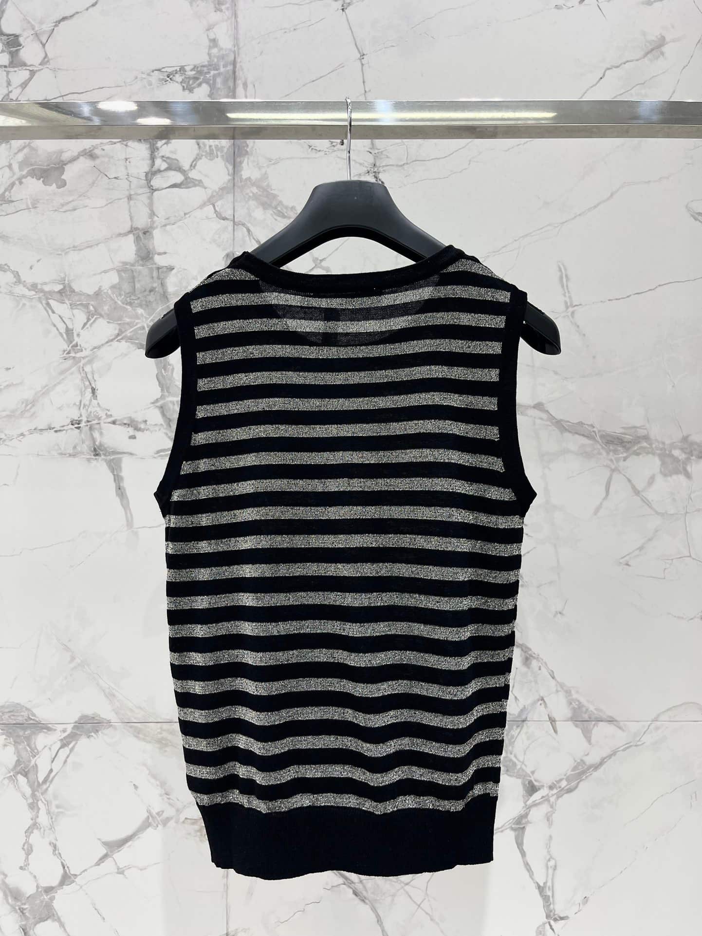 Dior: Top sans manches, broderie, rayures, empiècements contrastants, denim