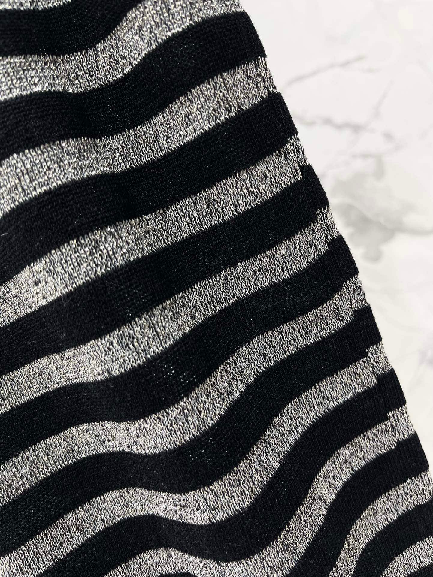Dior: Top sans manches, broderie, rayures, empiècements contrastants, denim