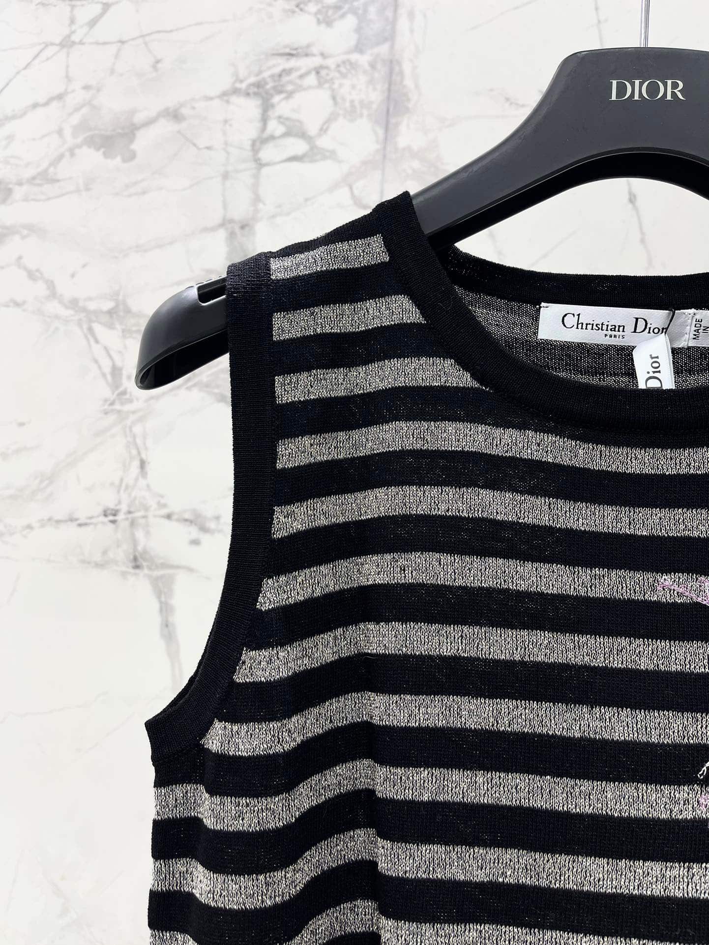 Dior: Top sans manches, broderie, rayures, empiècements contrastants, denim
