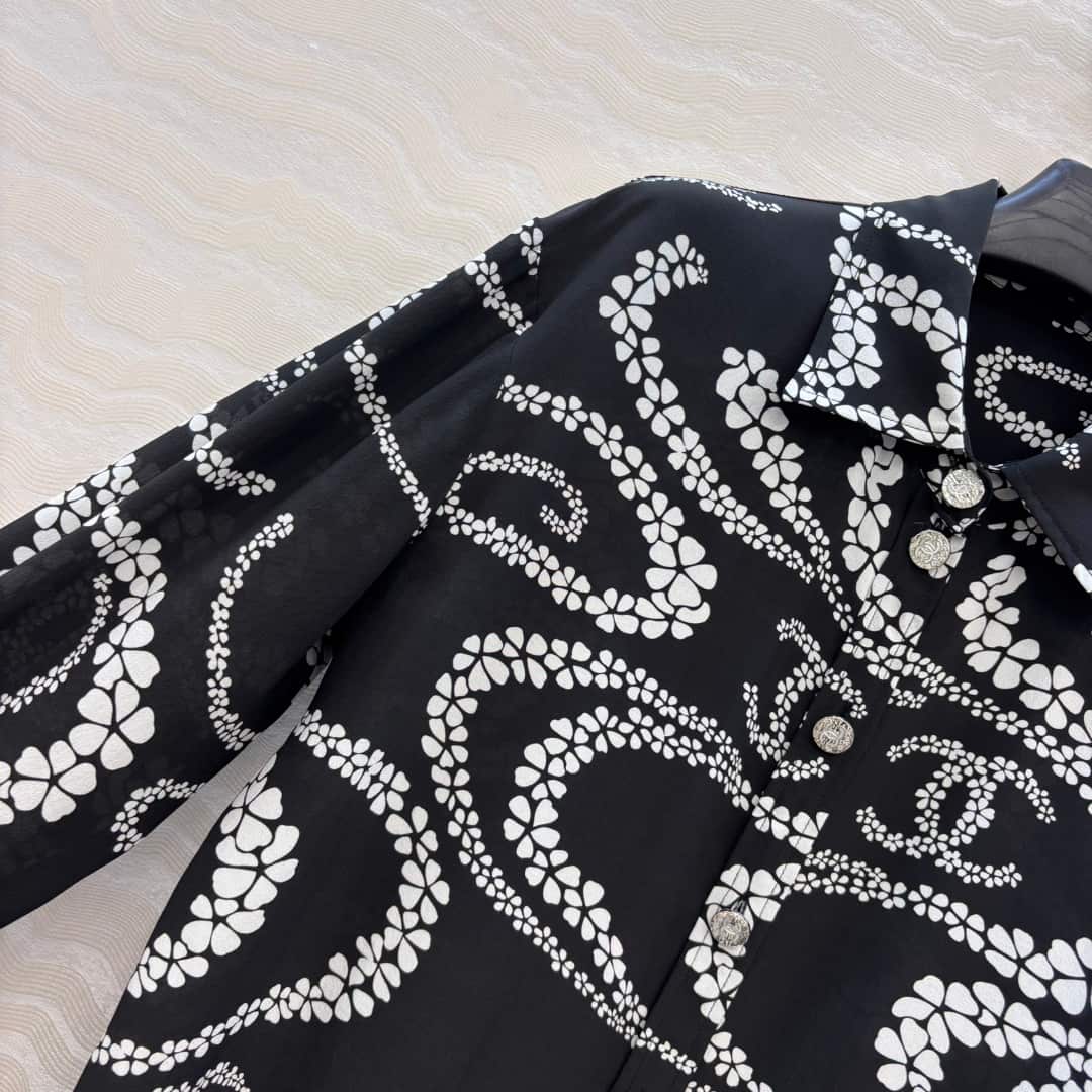 Chanel: куртка, черный цвет, принт, жемчужная отделка