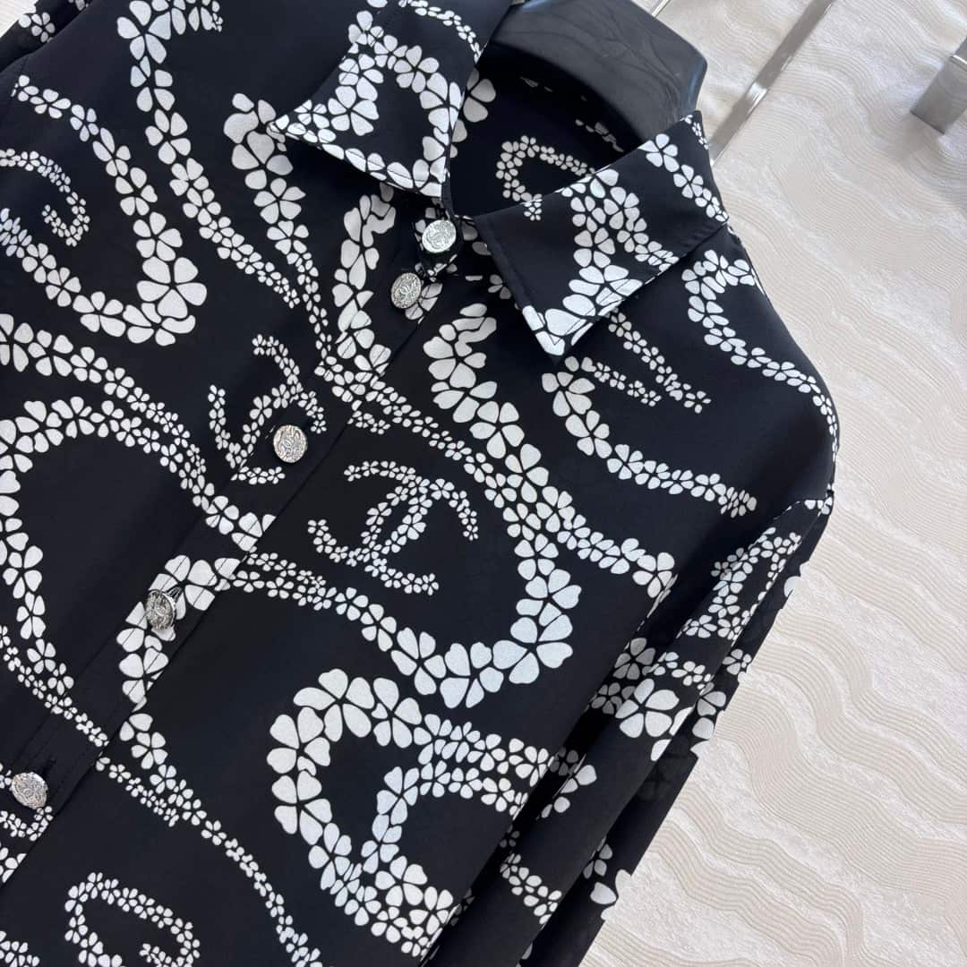 Chanel: куртка, черный цвет, принт, жемчужная отделка