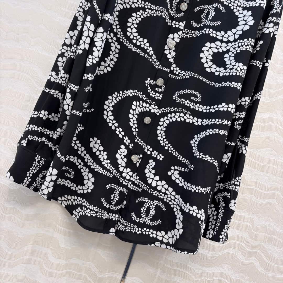 Chanel: куртка, черный цвет, принт, жемчужная отделка