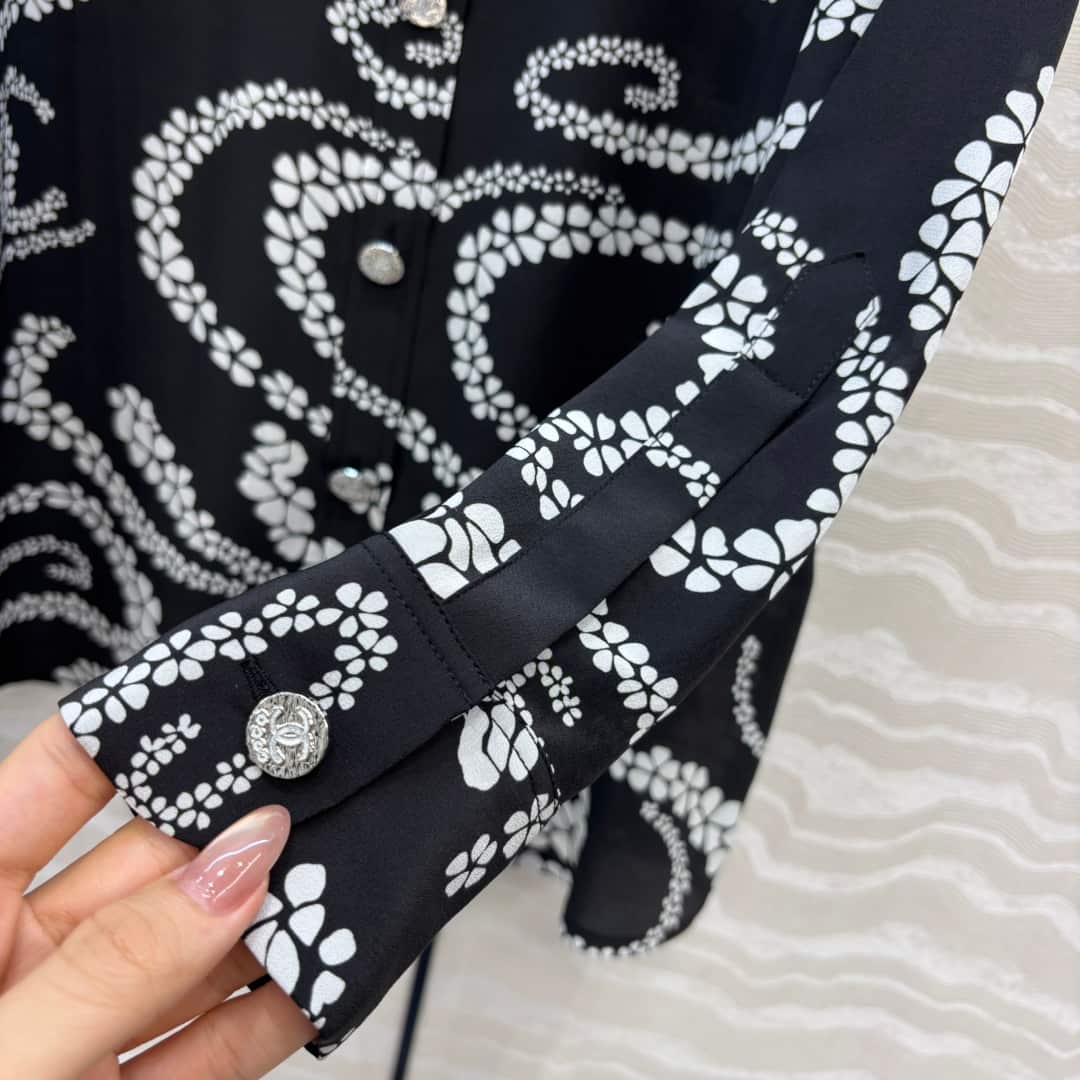 Chanel: куртка, черный цвет, принт, жемчужная отделка