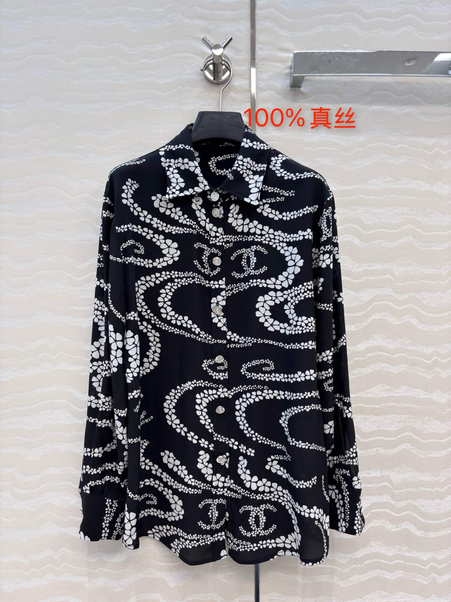 Chanel: куртка, черный цвет, принт, жемчужная отделка