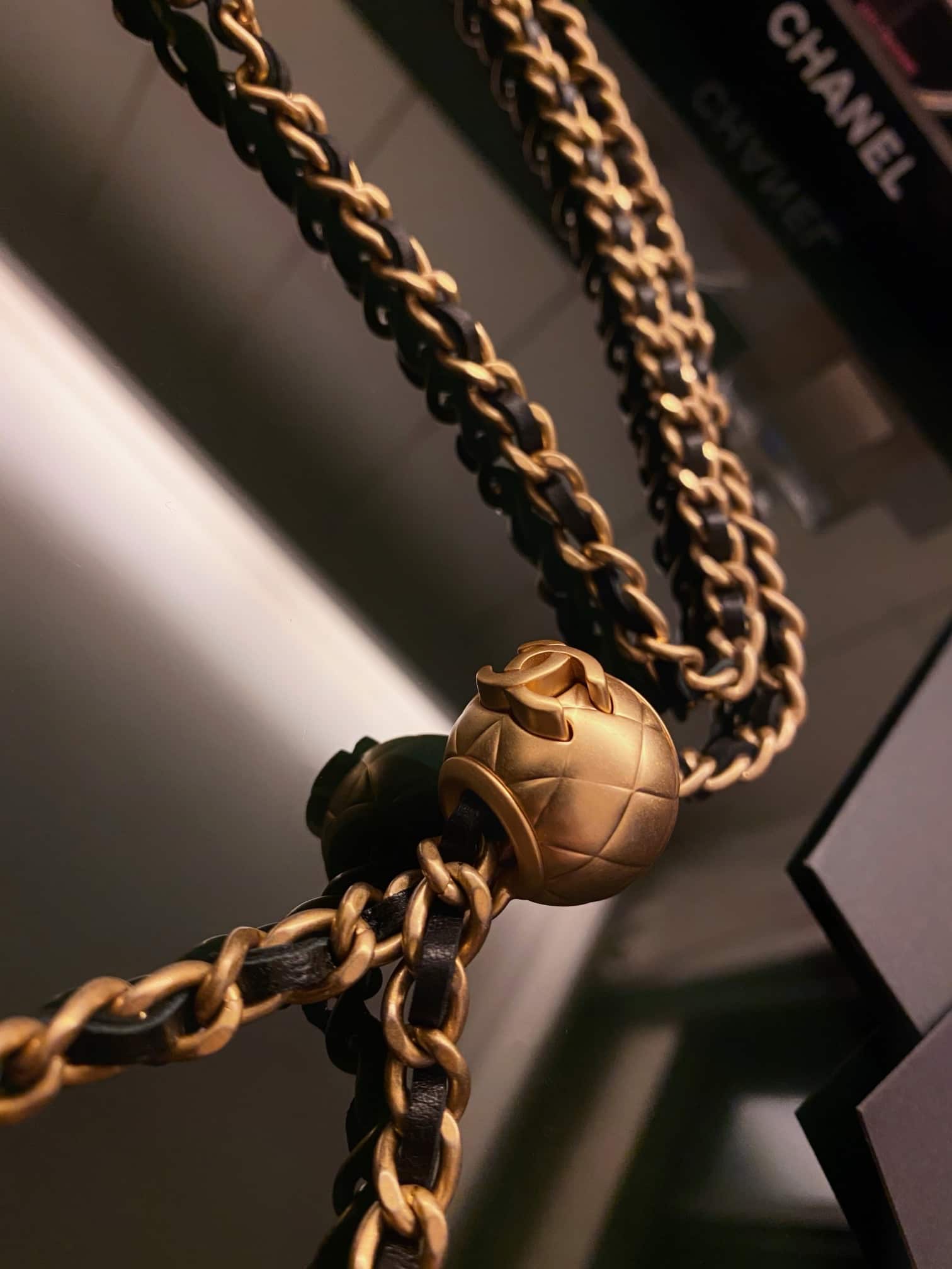 Chanel: кошелёк на цепочке WOC