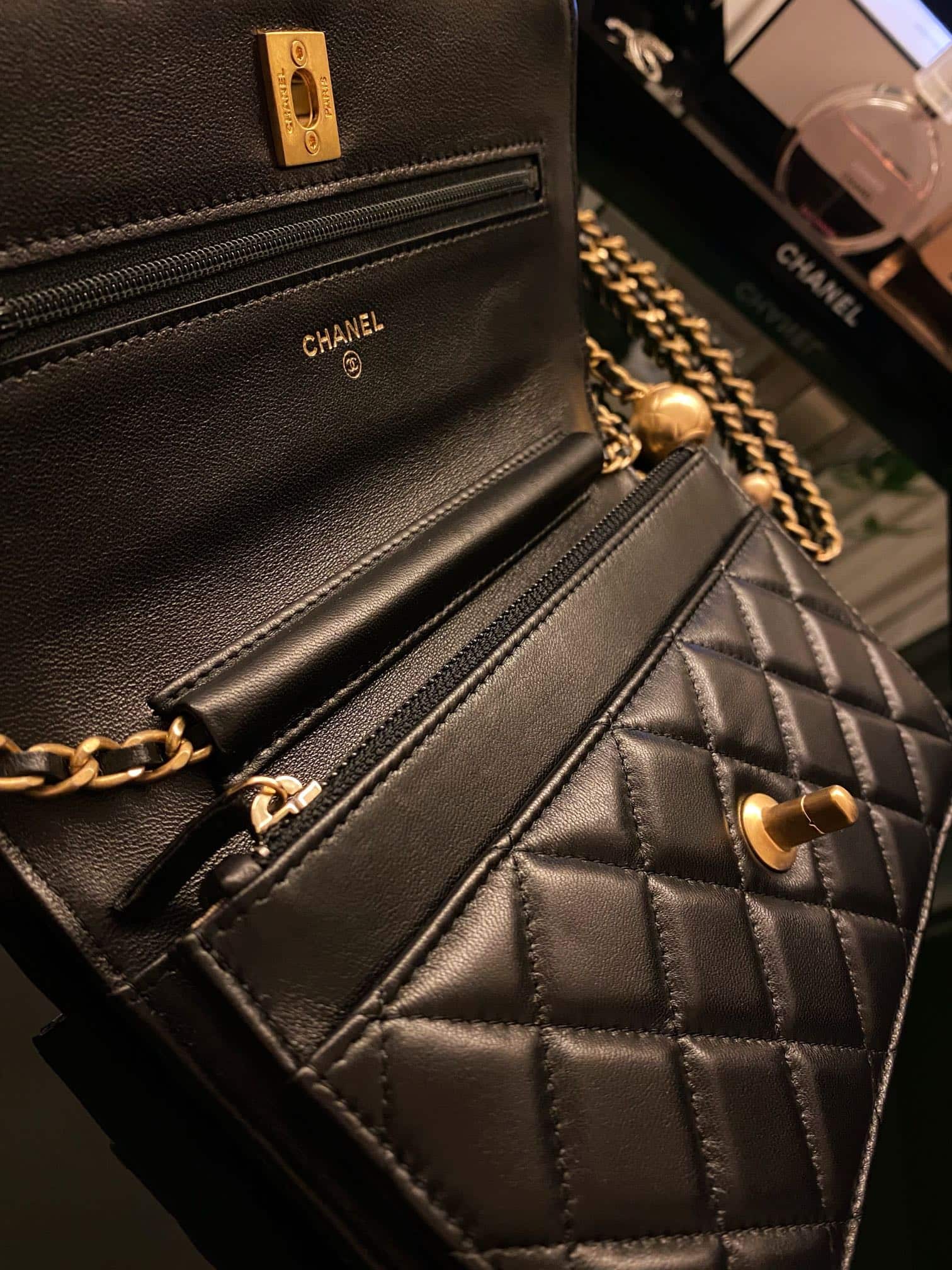 Chanel: кошелёк на цепочке WOC