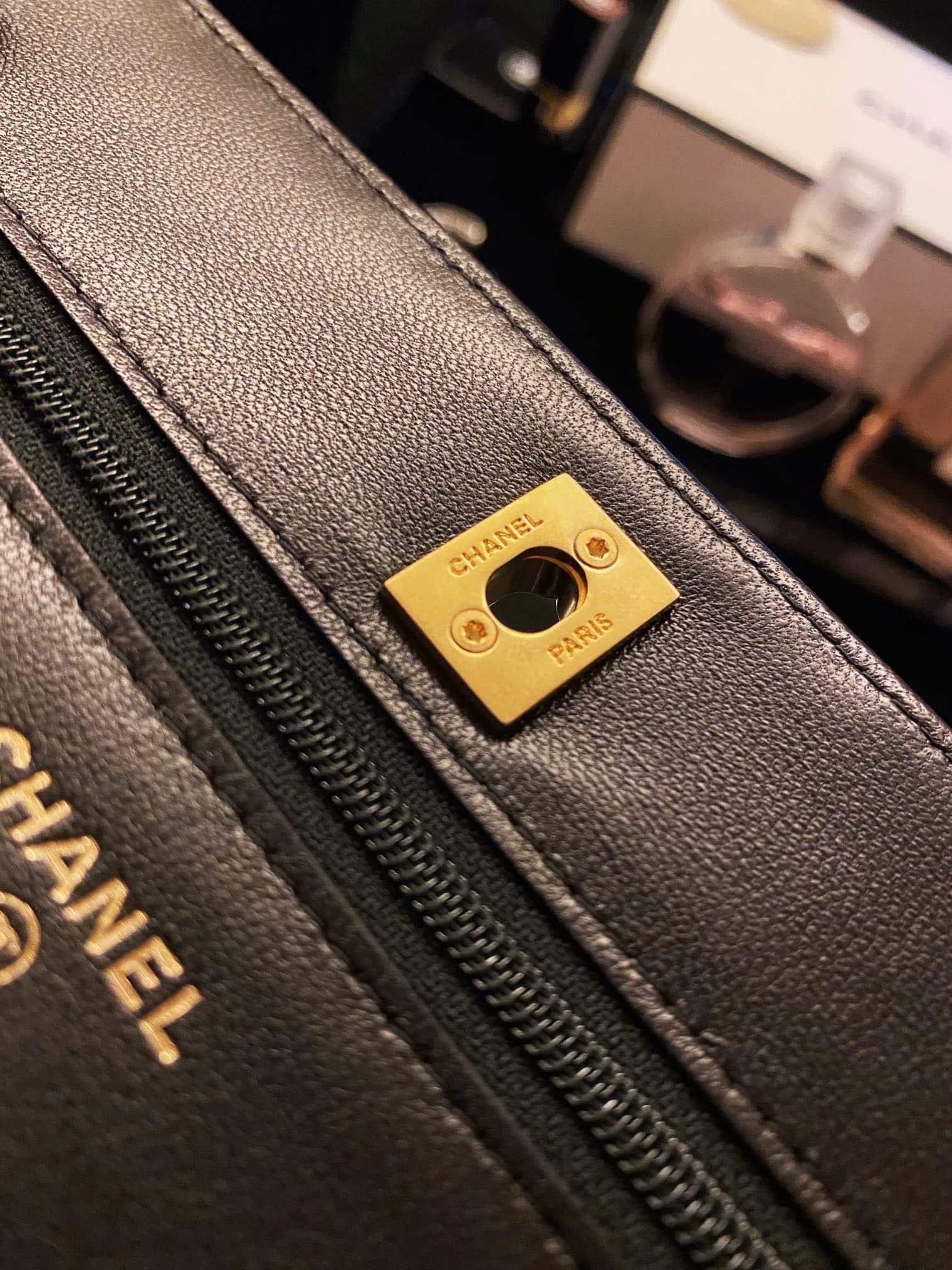 Chanel: кошелёк на цепочке WOC
