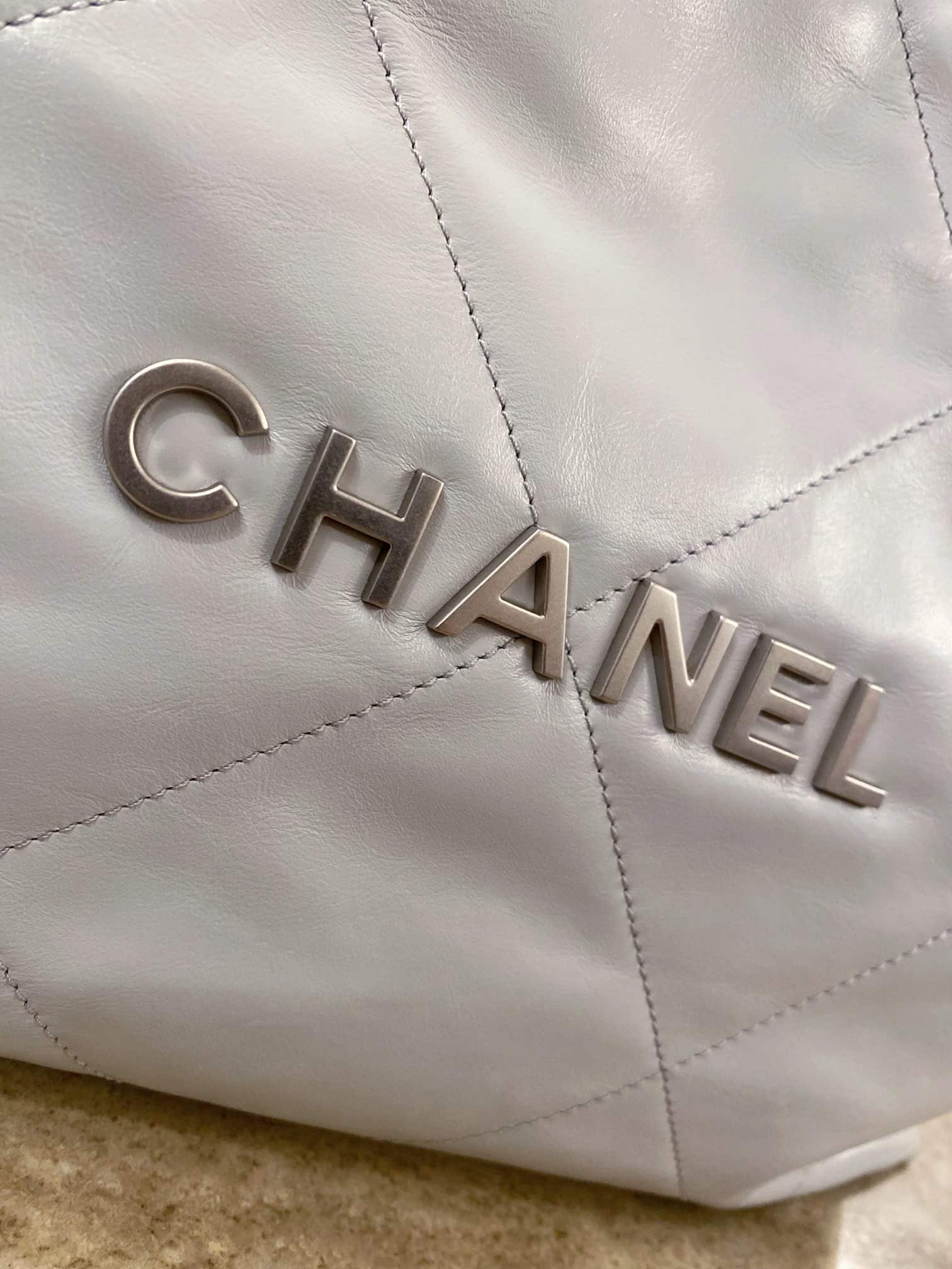 Chanel: сумка 22, средняя, серая, серебристая фурнитура