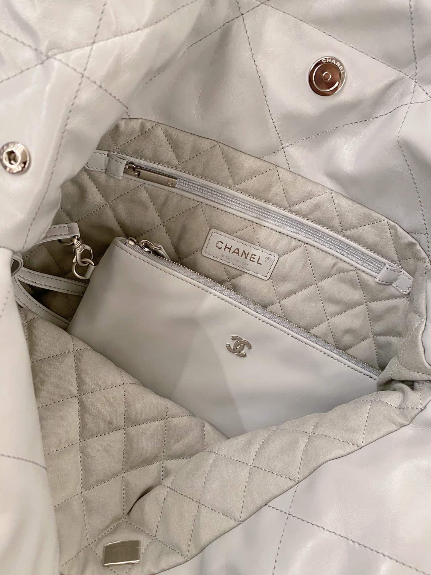Chanel: сумка 22, средняя, серая, серебристая фурнитура