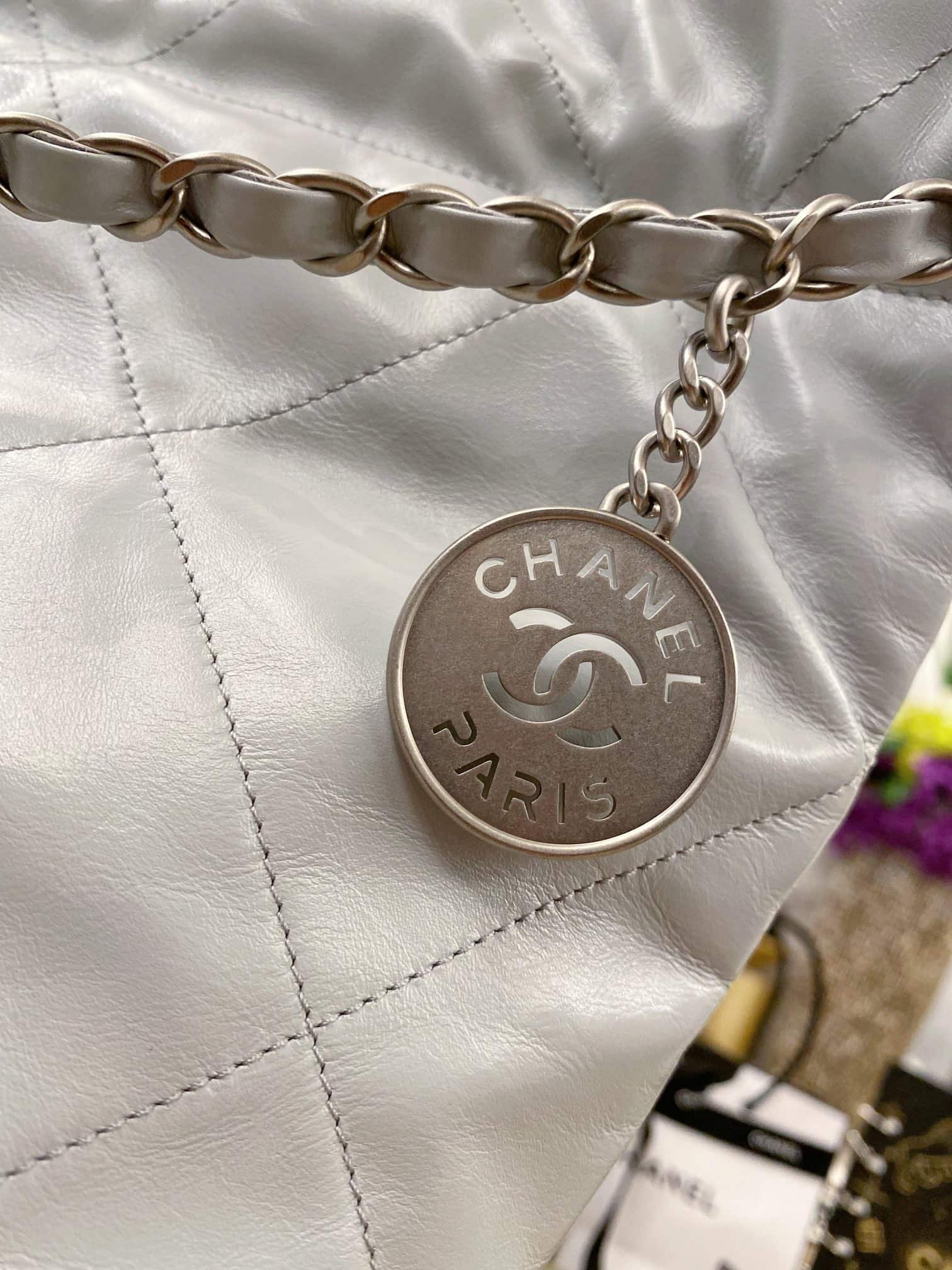 Chanel: сумка 22, средняя, серая, серебристая фурнитура