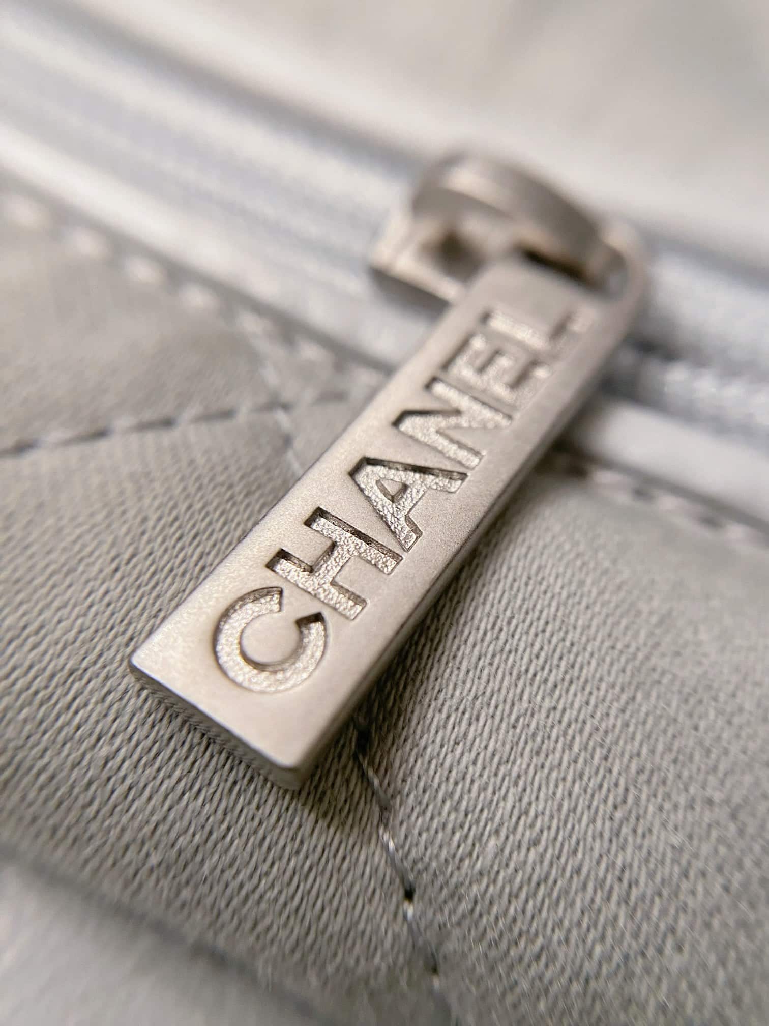 Chanel: сумка 22, средняя, серая, серебристая фурнитура