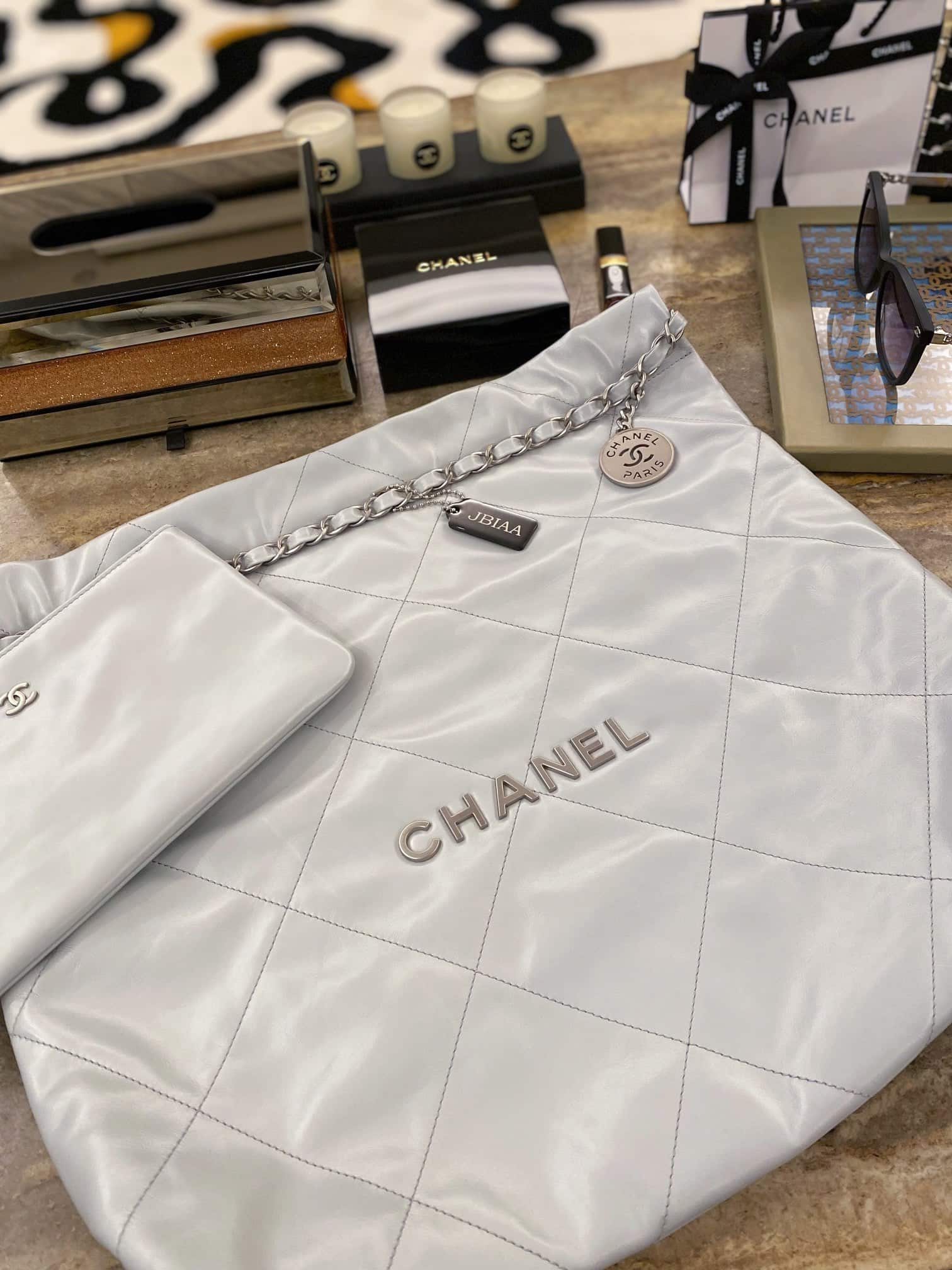 Chanel: сумка 22, средняя, серая, серебристая фурнитура
