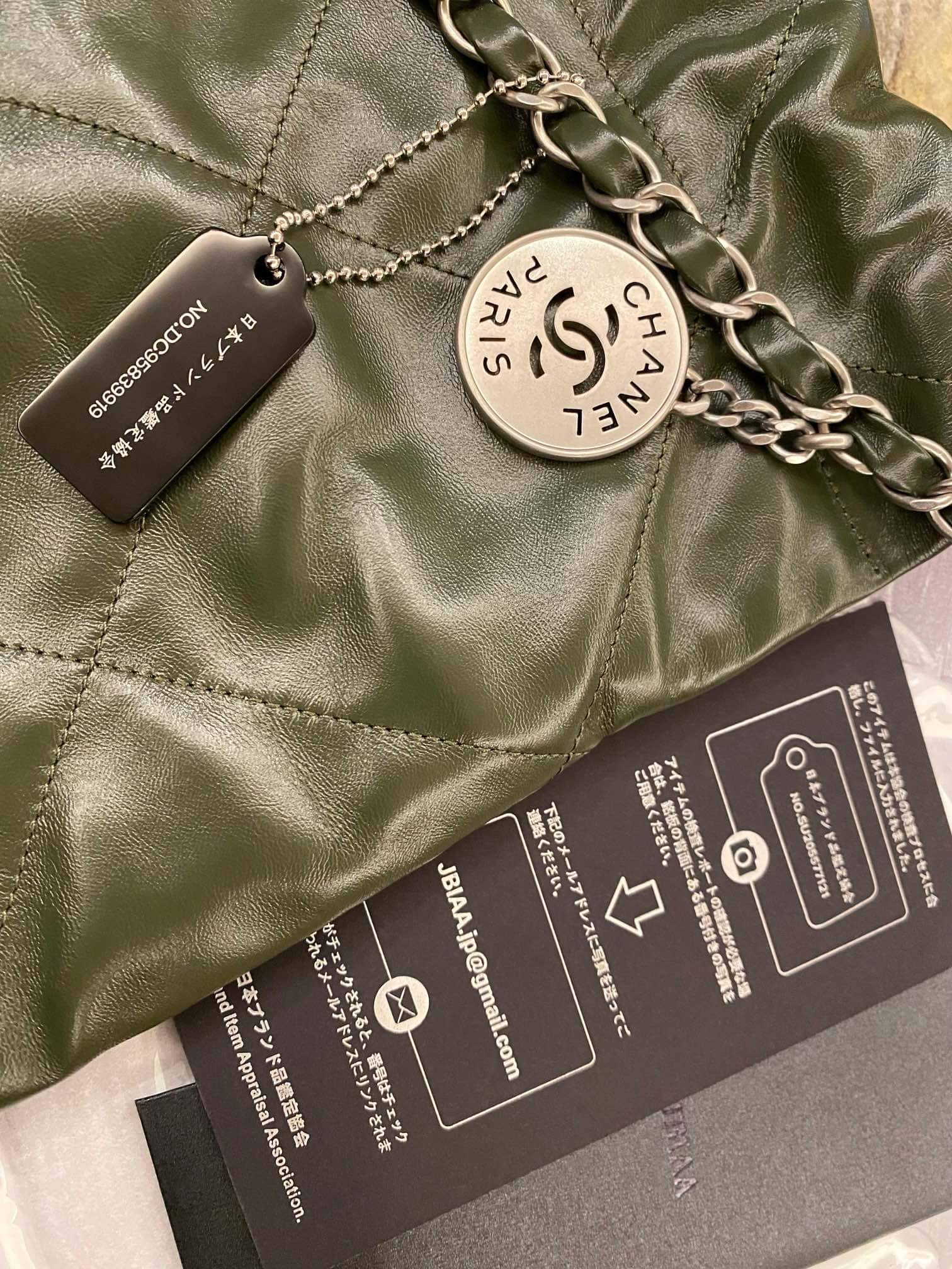 Chanel: сумка 22, средняя, зелёная, серебристая фурнитура
