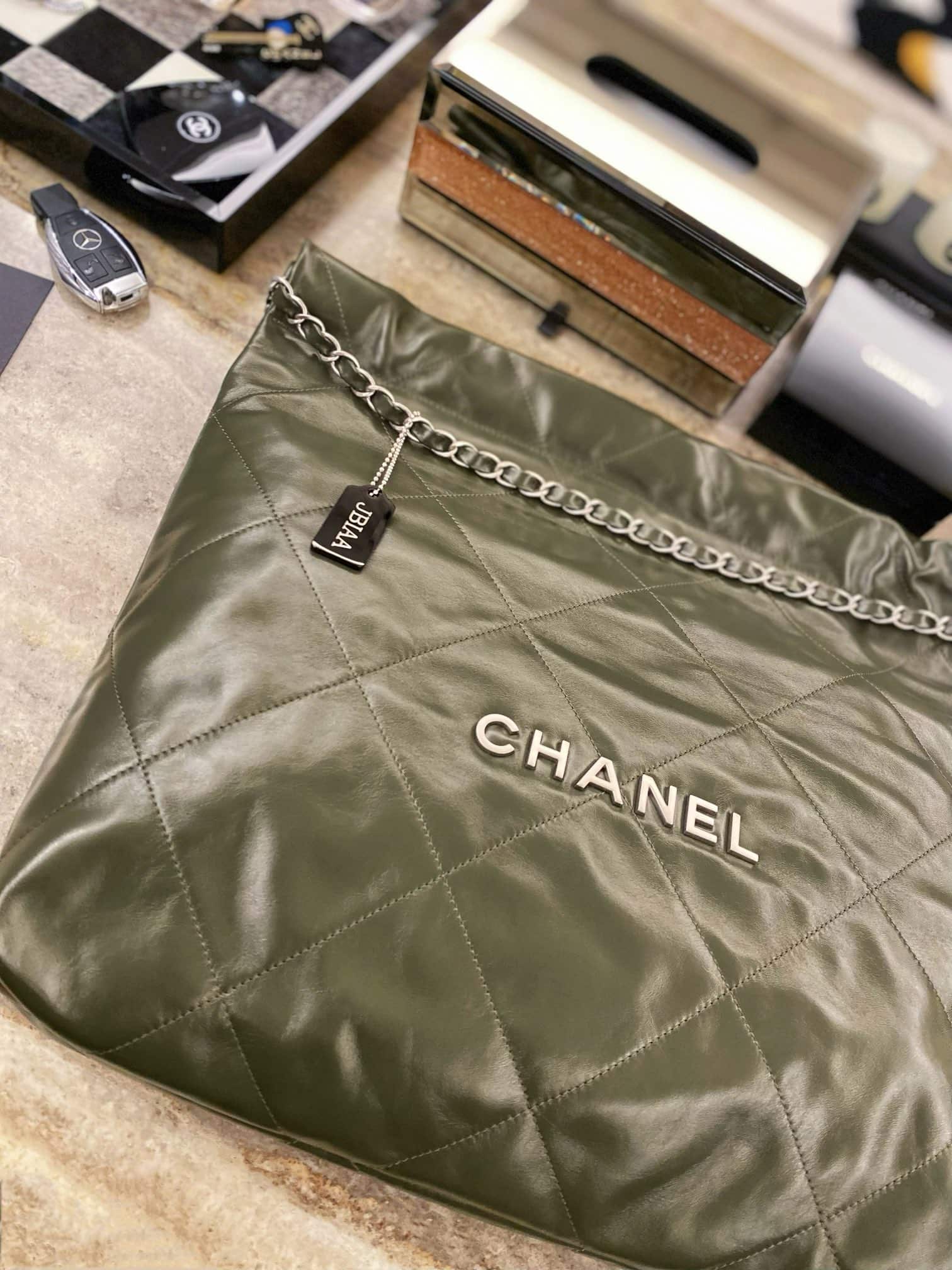 Chanel: сумка 22, средняя, зелёная, серебристая фурнитура