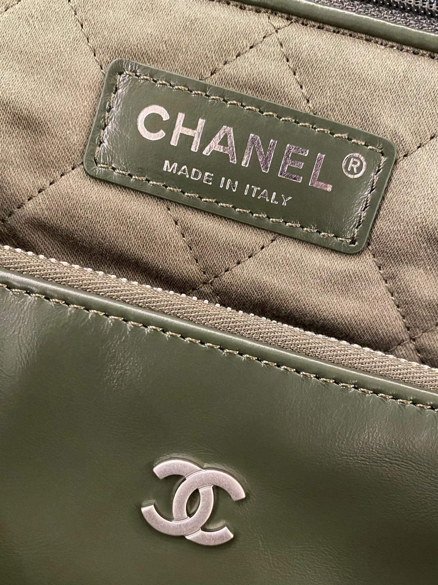 Chanel: сумка 22, средняя, зелёная, серебристая фурнитура