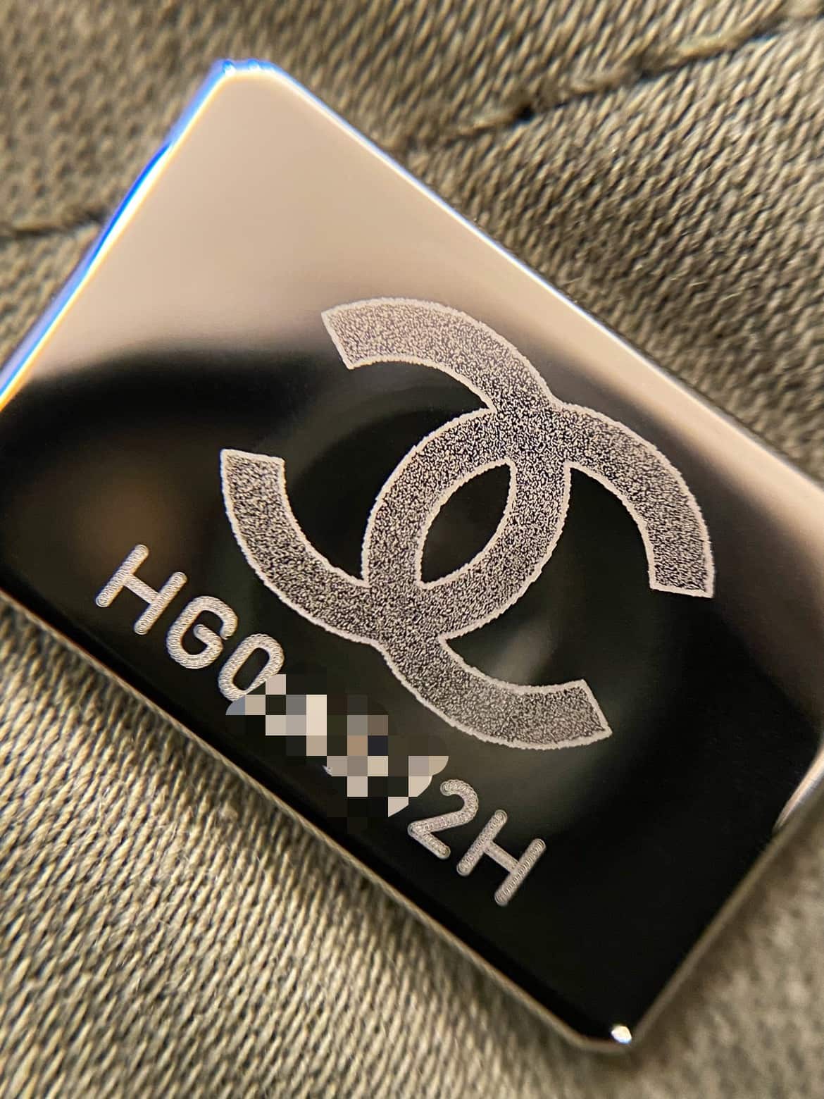Chanel: сумка 22, средняя, зелёная, серебристая фурнитура