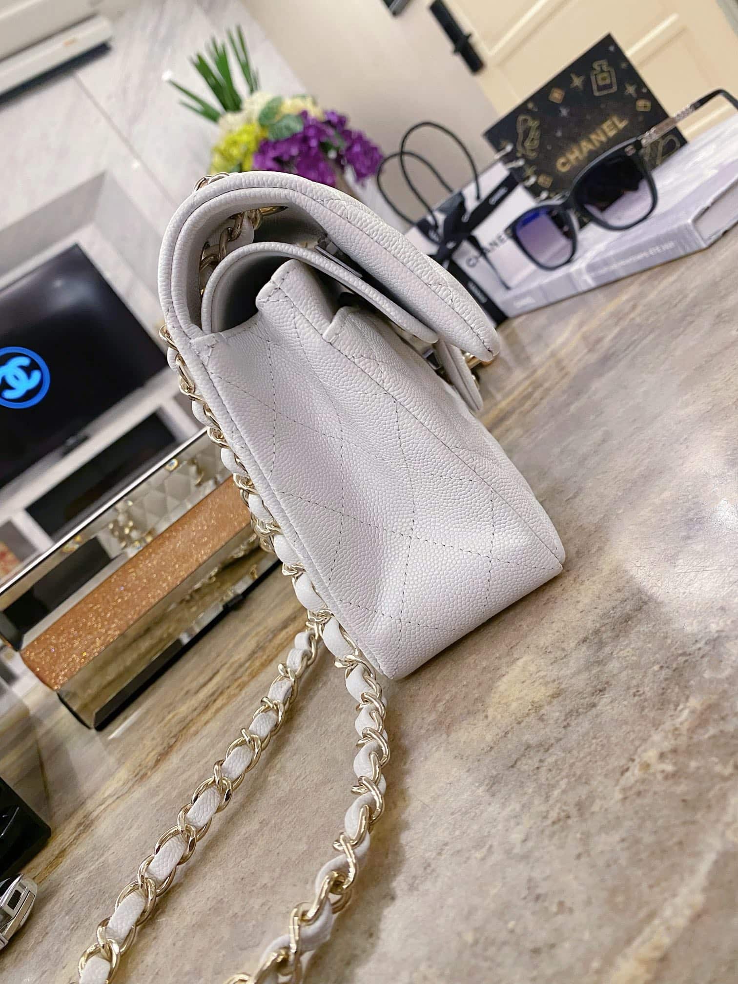 Chanel : sac Classic Flap 23, blanc avec finitions dorées, cuir caviar