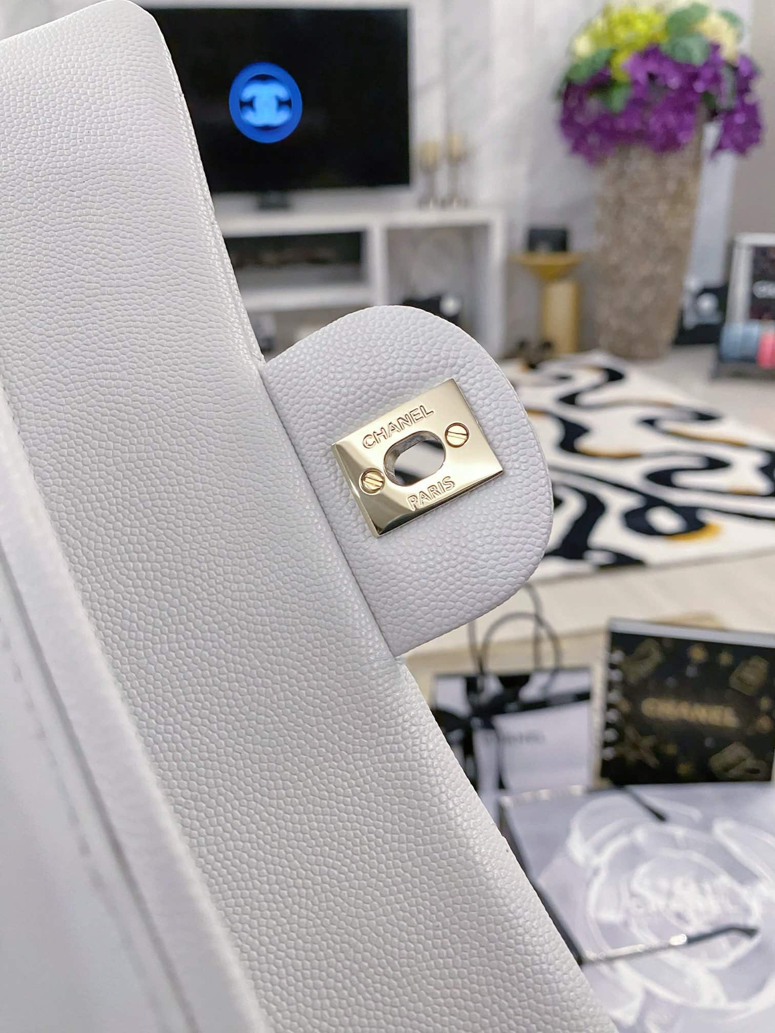 Chanel : sac Classic Flap 23, blanc avec finitions dorées, cuir caviar