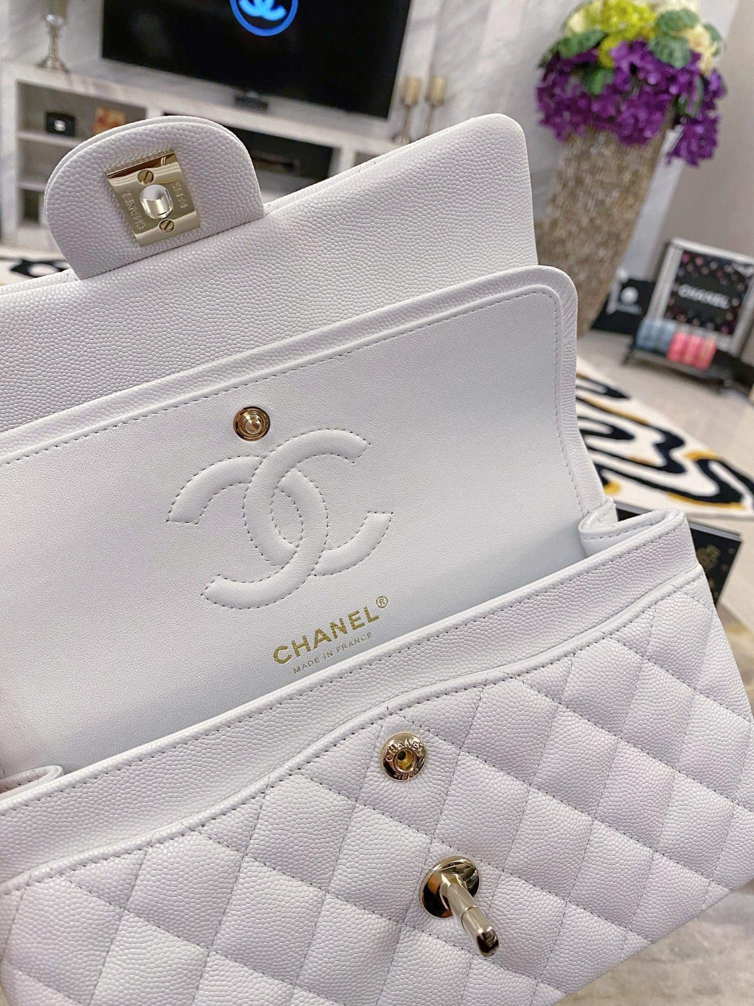 Chanel : sac Classic Flap 23, blanc avec finitions dorées, cuir caviar