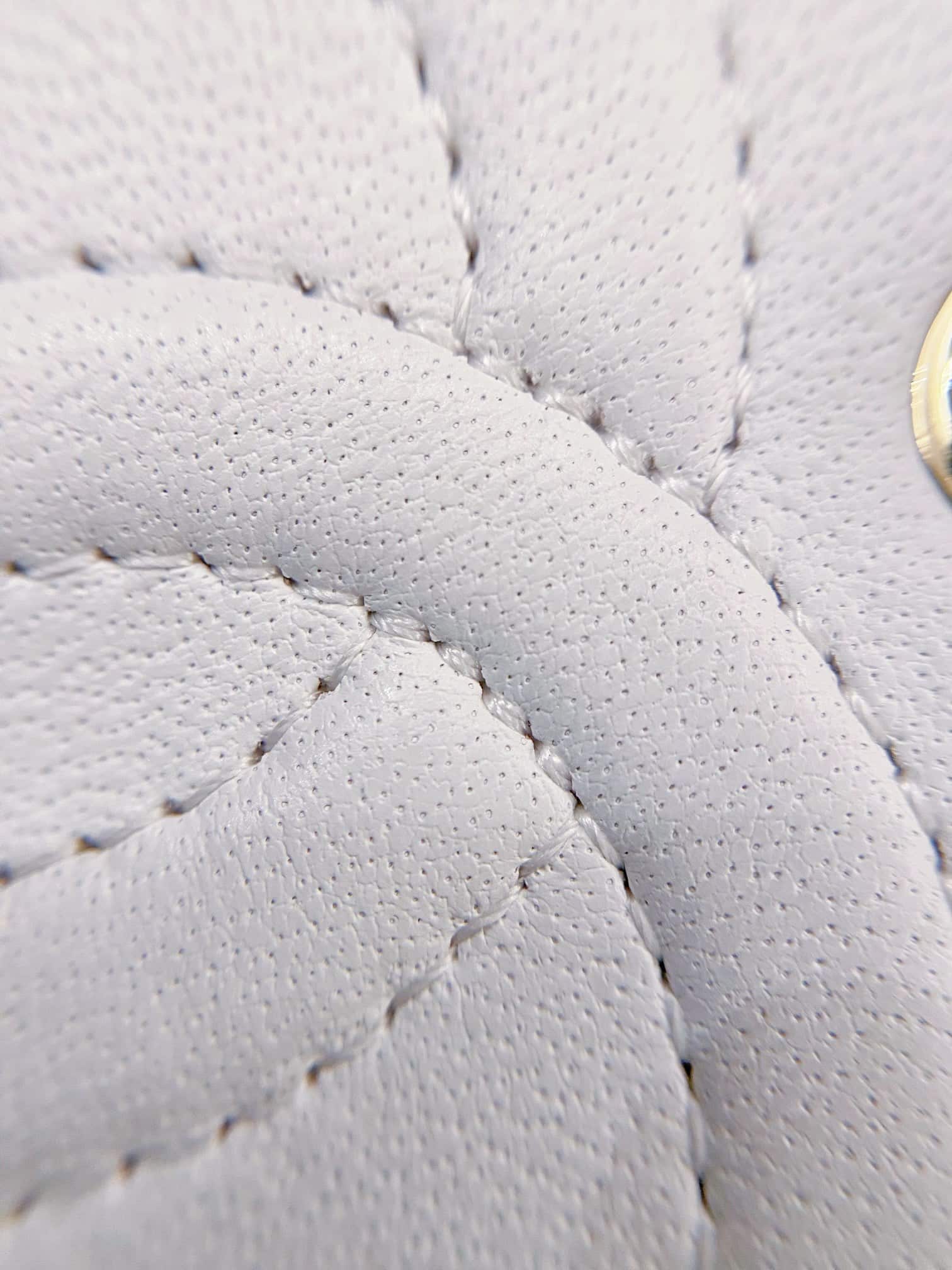 Chanel : sac Classic Flap 23, blanc avec finitions dorées, cuir caviar