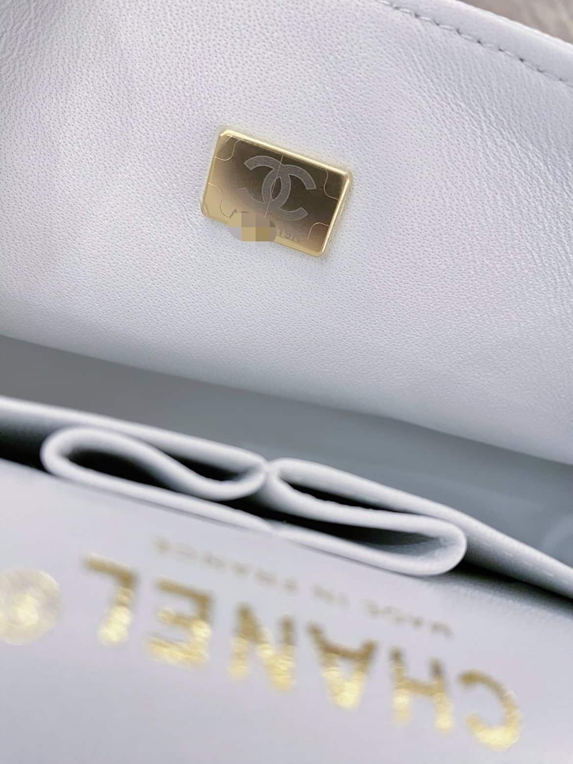 Chanel : sac Classic Flap 23, blanc avec finitions dorées, cuir caviar