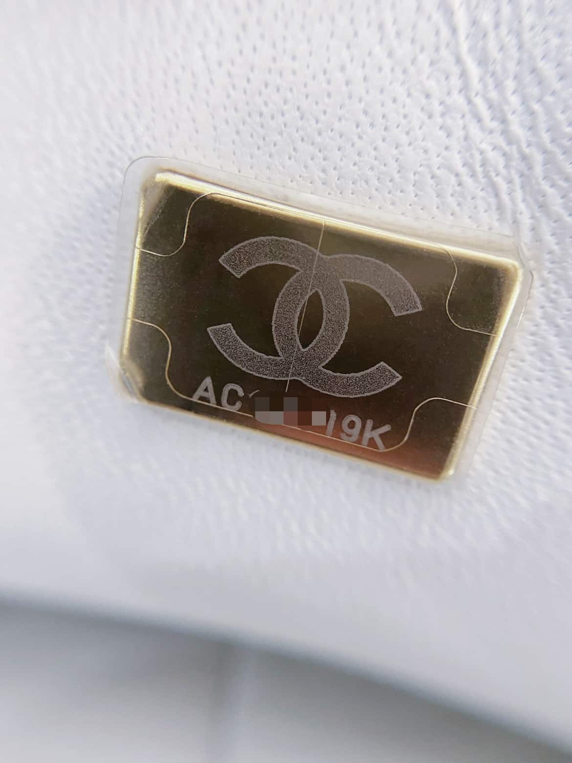 Chanel : sac Classic Flap 23, blanc avec finitions dorées, cuir caviar