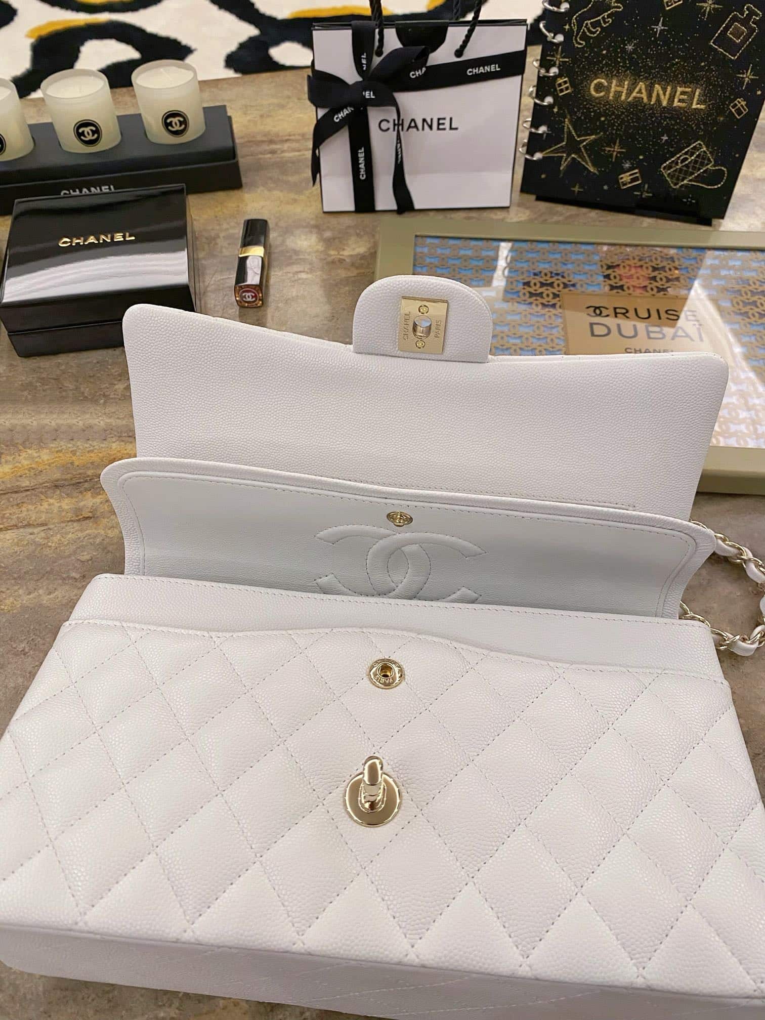 Chanel: сумка Classic Flap 25, белая, золотистая фурнитура, зернистая кожа