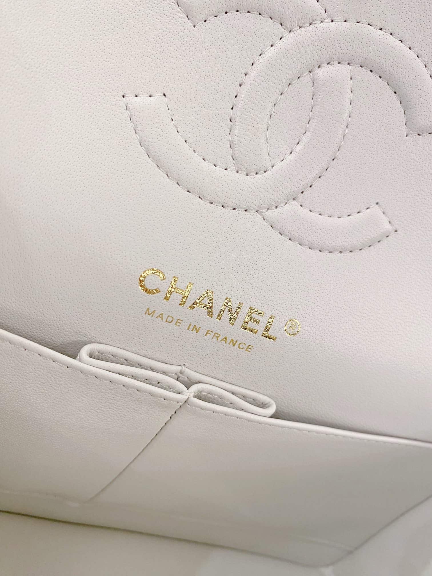 Chanel: сумка Classic Flap 25, белая, золотистая фурнитура, зернистая кожа