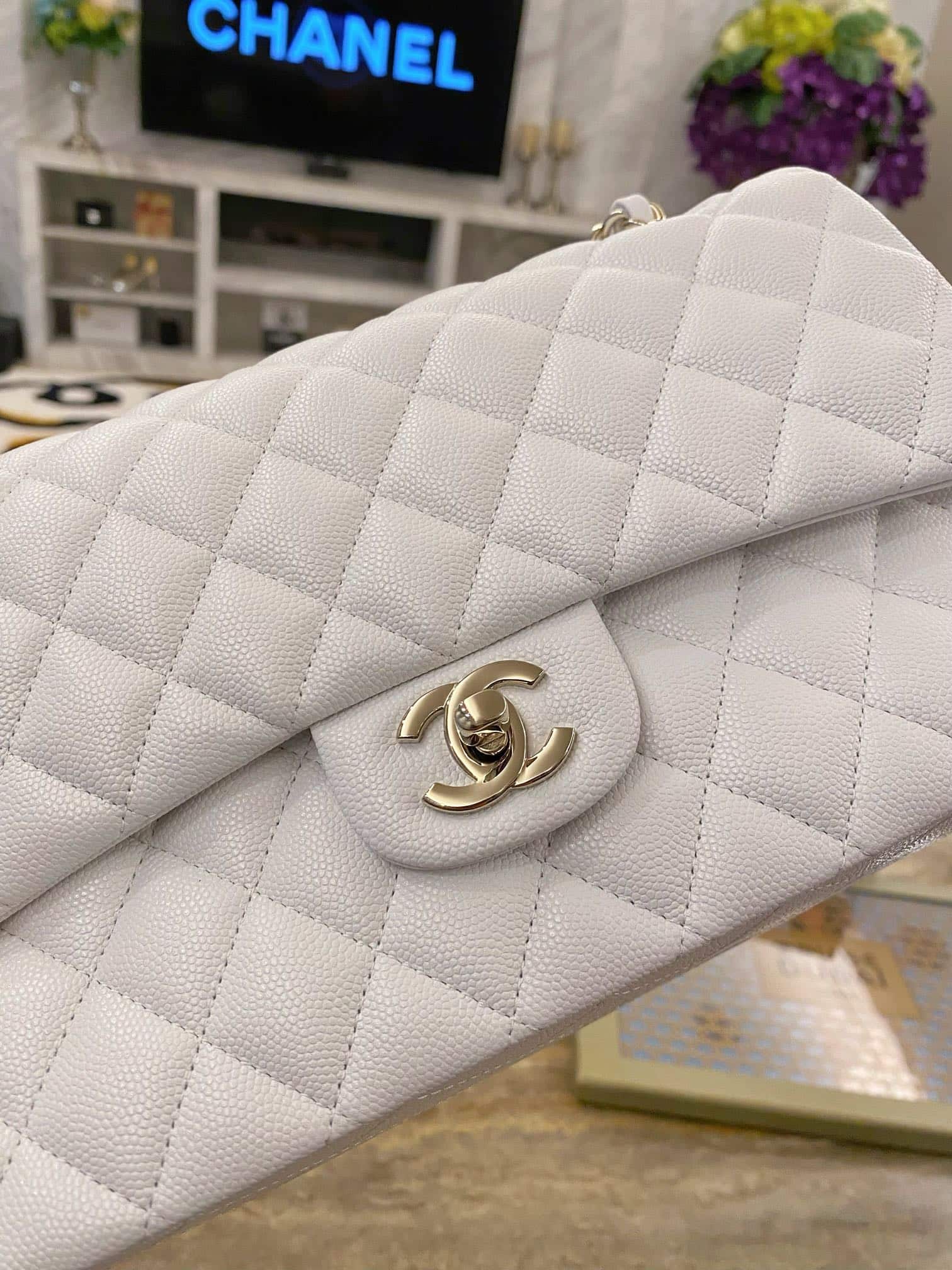 Chanel: сумка Classic Flap 25, белая, золотистая фурнитура, зернистая кожа