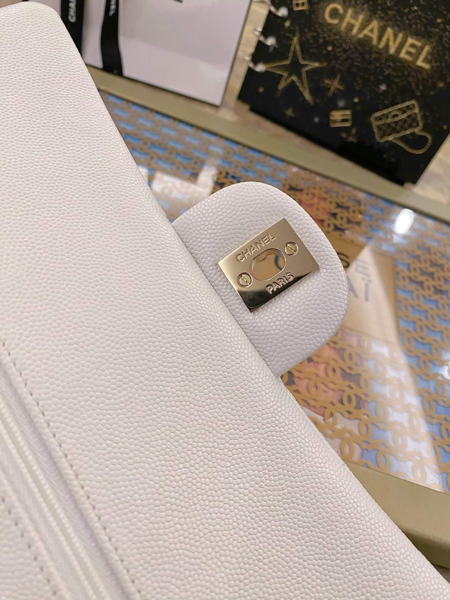 Chanel: сумка Classic Flap 25, белая, золотистая фурнитура, зернистая кожа