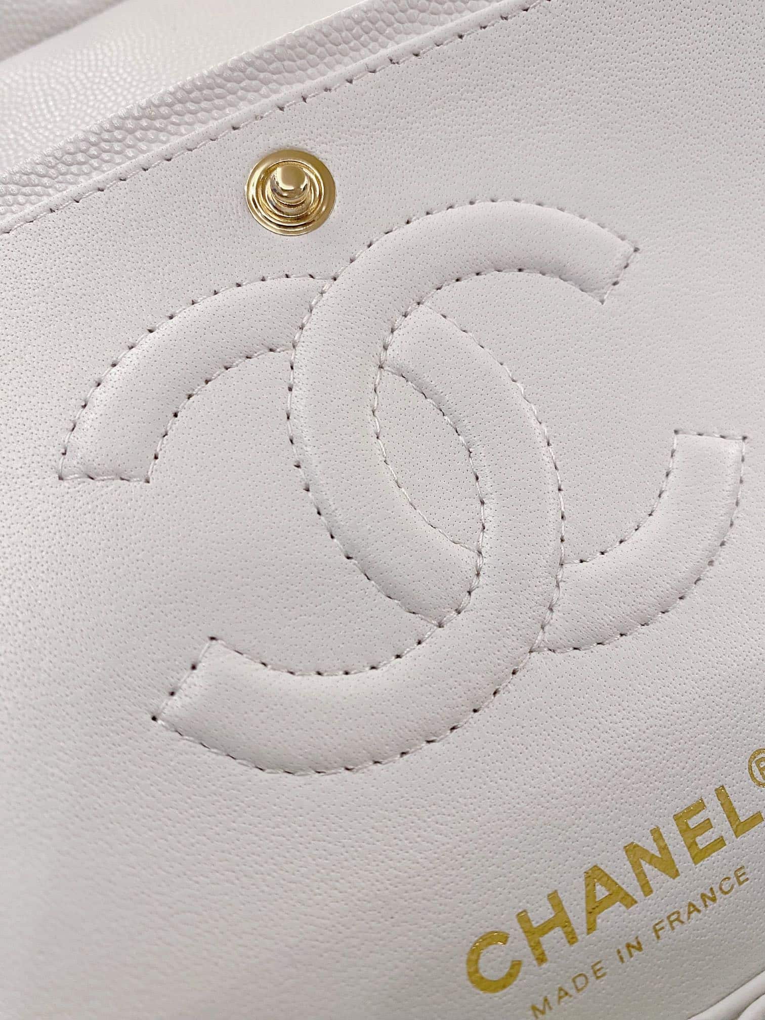 Chanel: сумка Classic Flap 25, белая, золотистая фурнитура, зернистая кожа
