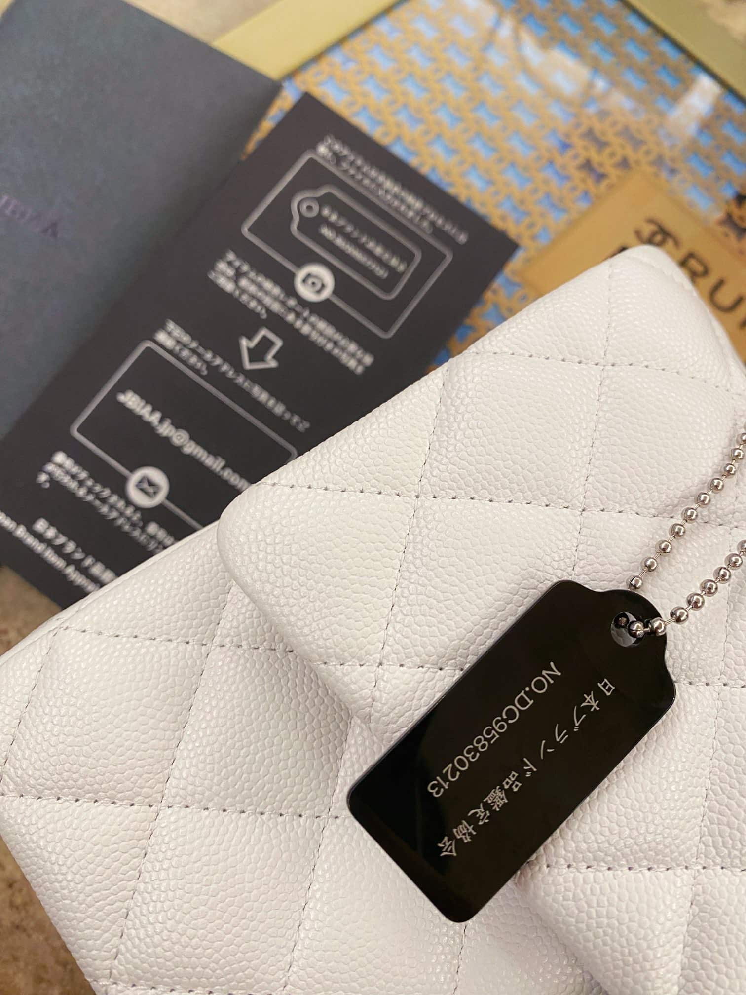 Chanel: сумка Classic Flap 25, белая, золотистая фурнитура, зернистая кожа