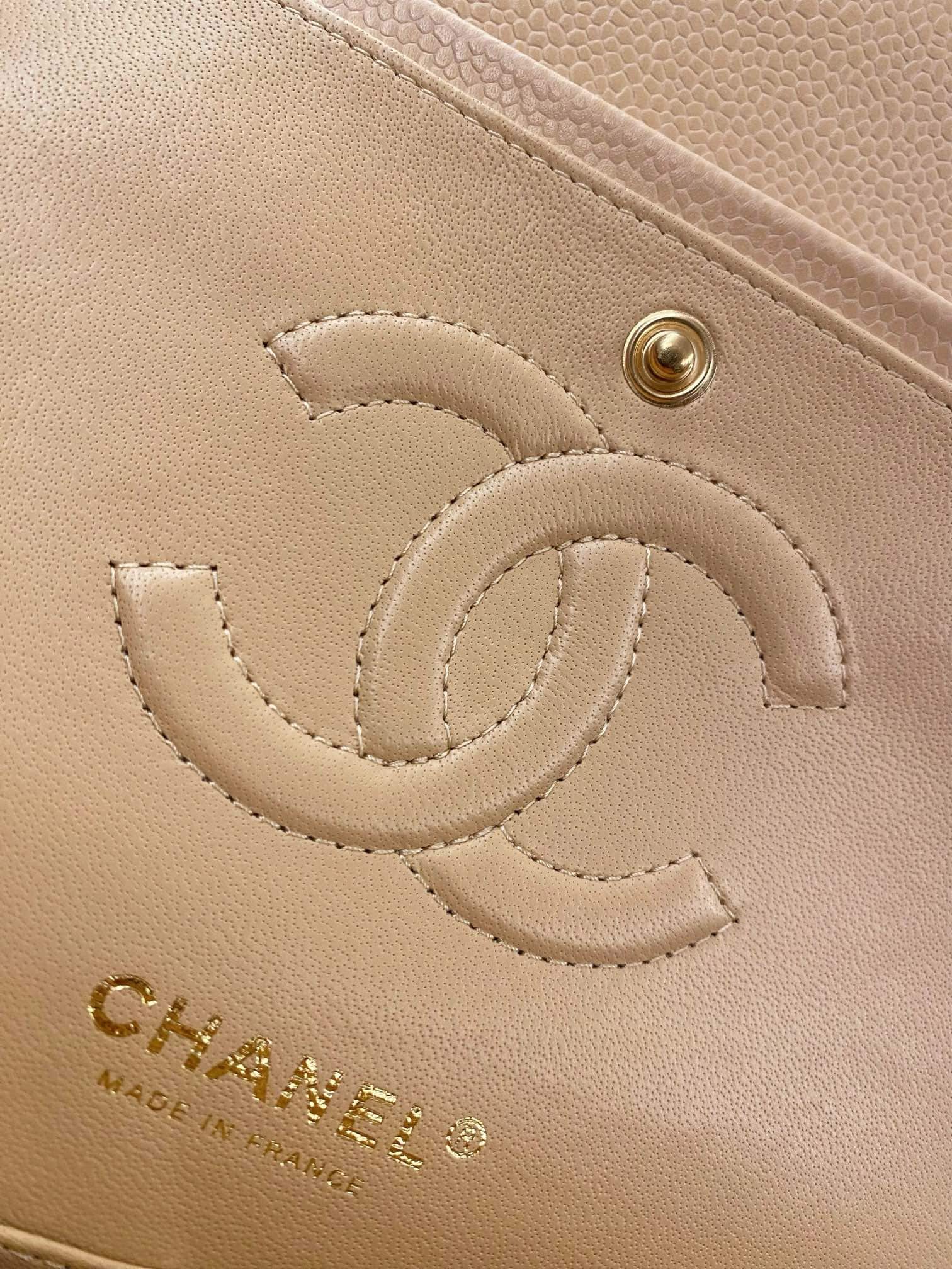 Chanel : sac Classic Flap 25, blanc, cuir caviar