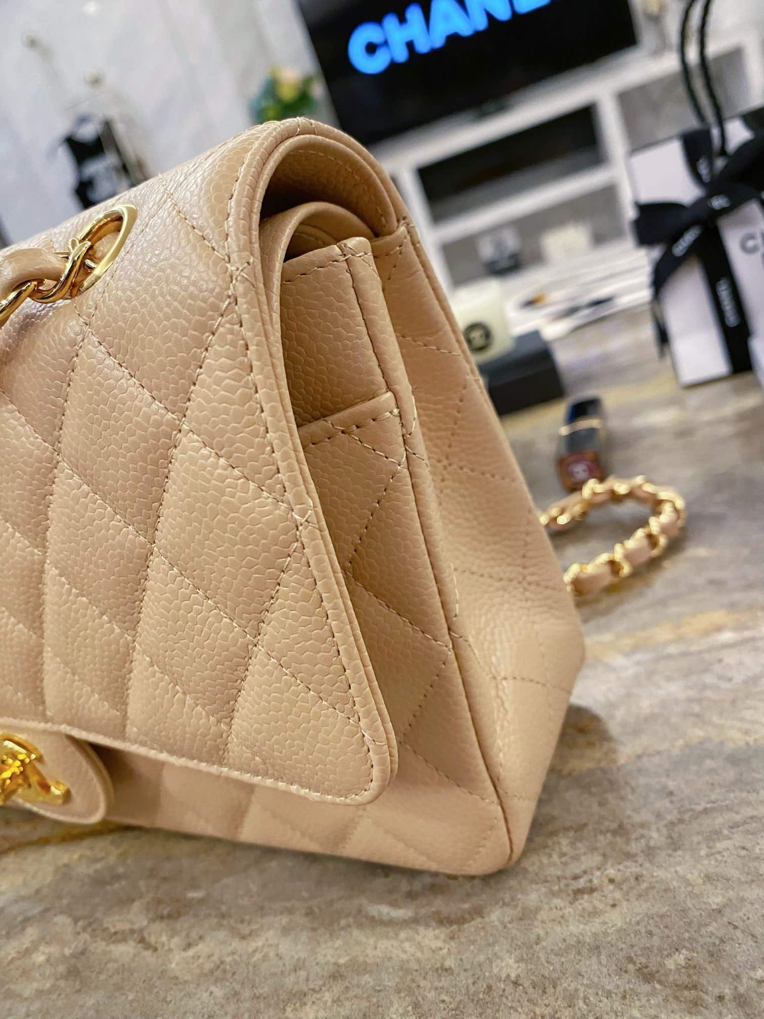 Chanel : sac Classic Flap 25, blanc, cuir caviar