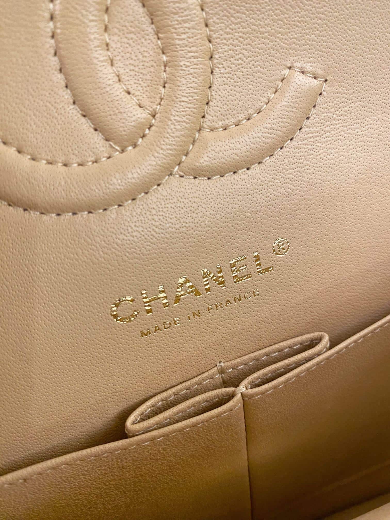 Chanel : sac Classic Flap 25, blanc, cuir caviar