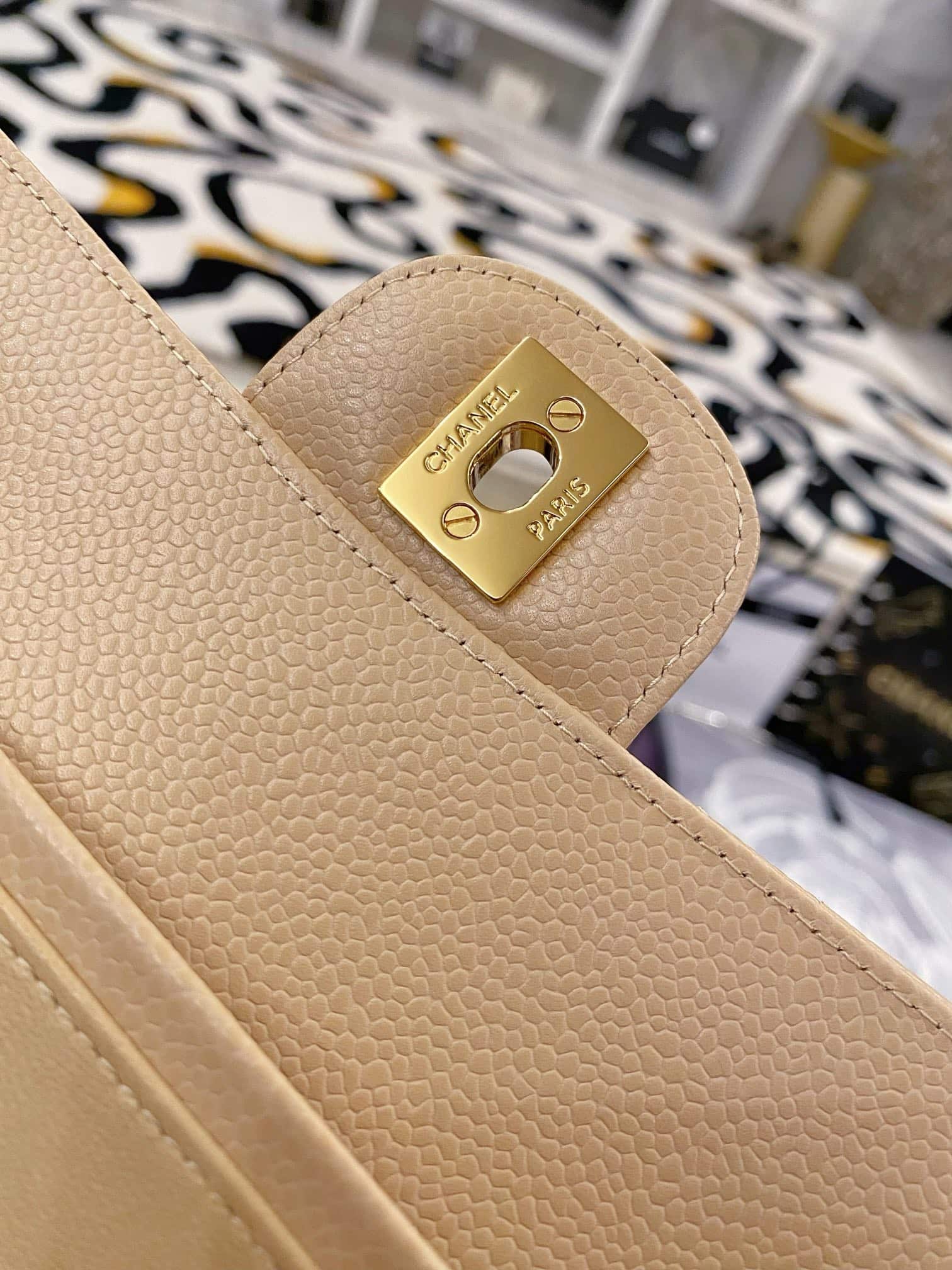 Chanel : sac Classic Flap 25, blanc, cuir caviar