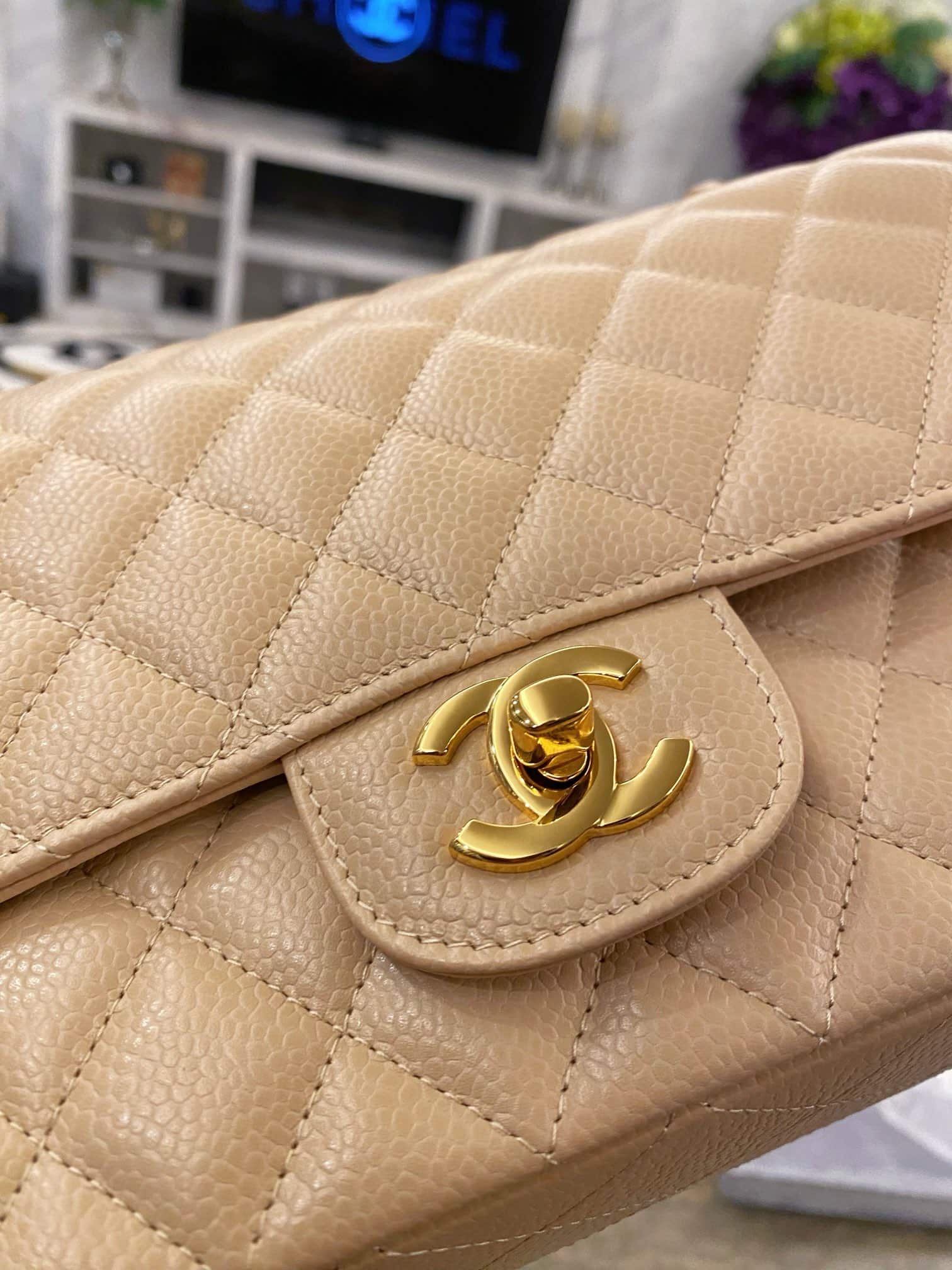 Chanel : sac Classic Flap 25, blanc, cuir caviar
