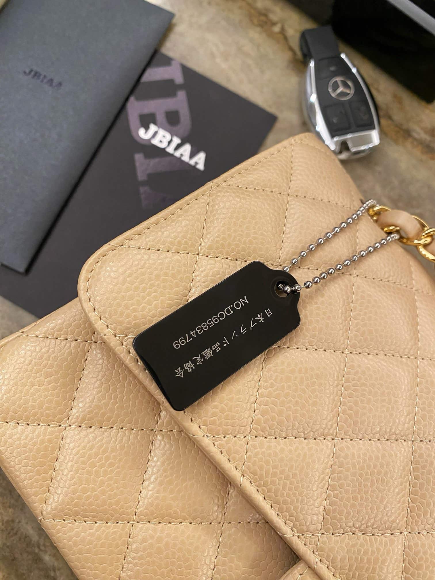 Chanel : sac Classic Flap 25, blanc, cuir caviar