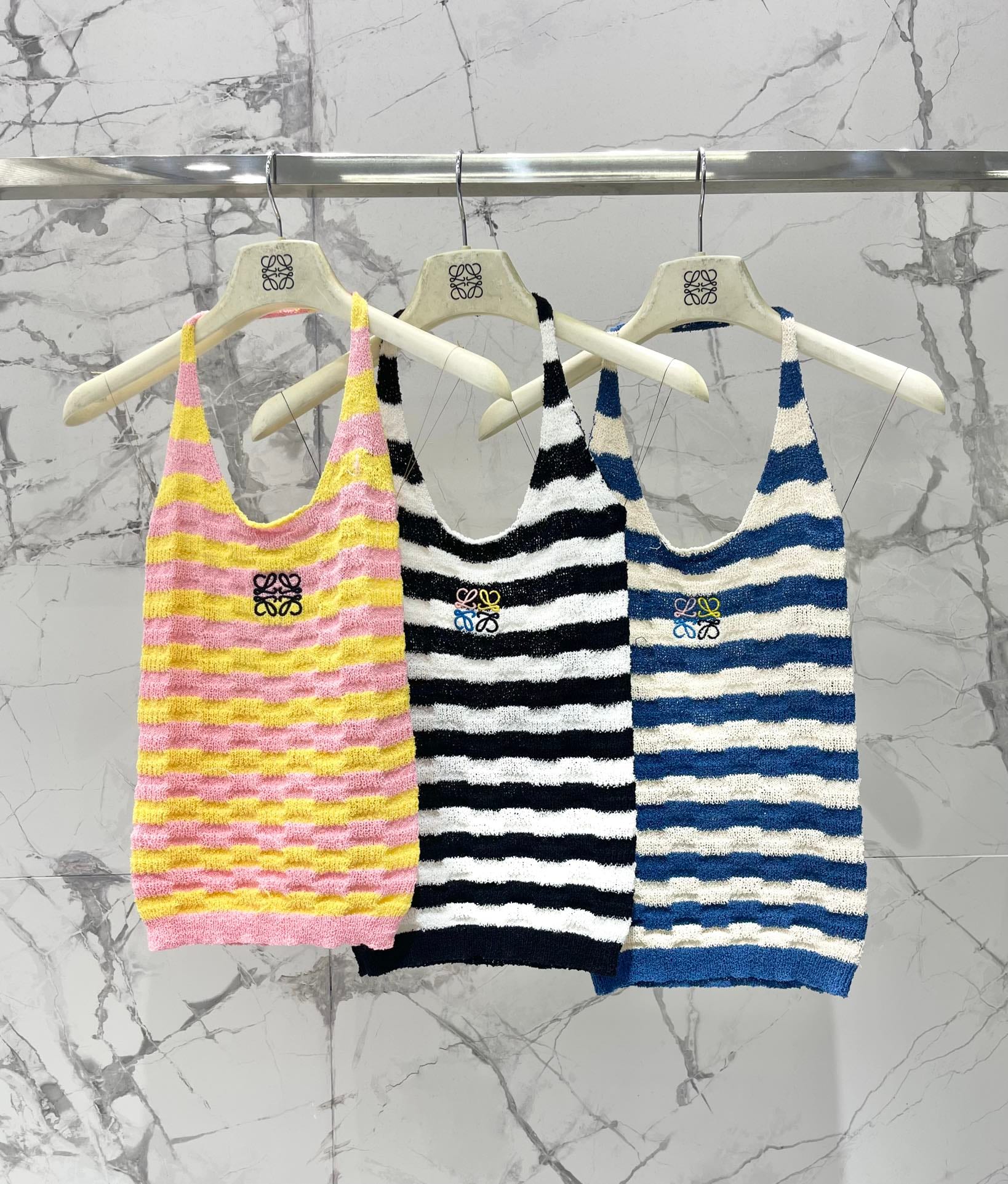 Loewe: T-shirt, broderie, imprimé, empiècements contrastants