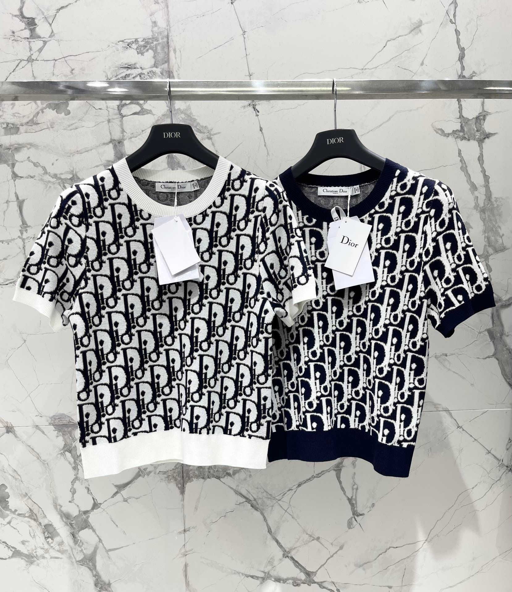 Dior: T-shirt, jacquard, empiècements contrastants, denim