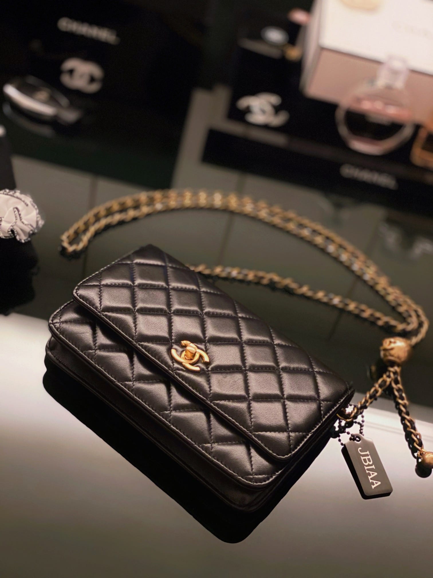 Chanel: кошелёк на цепочке WOC