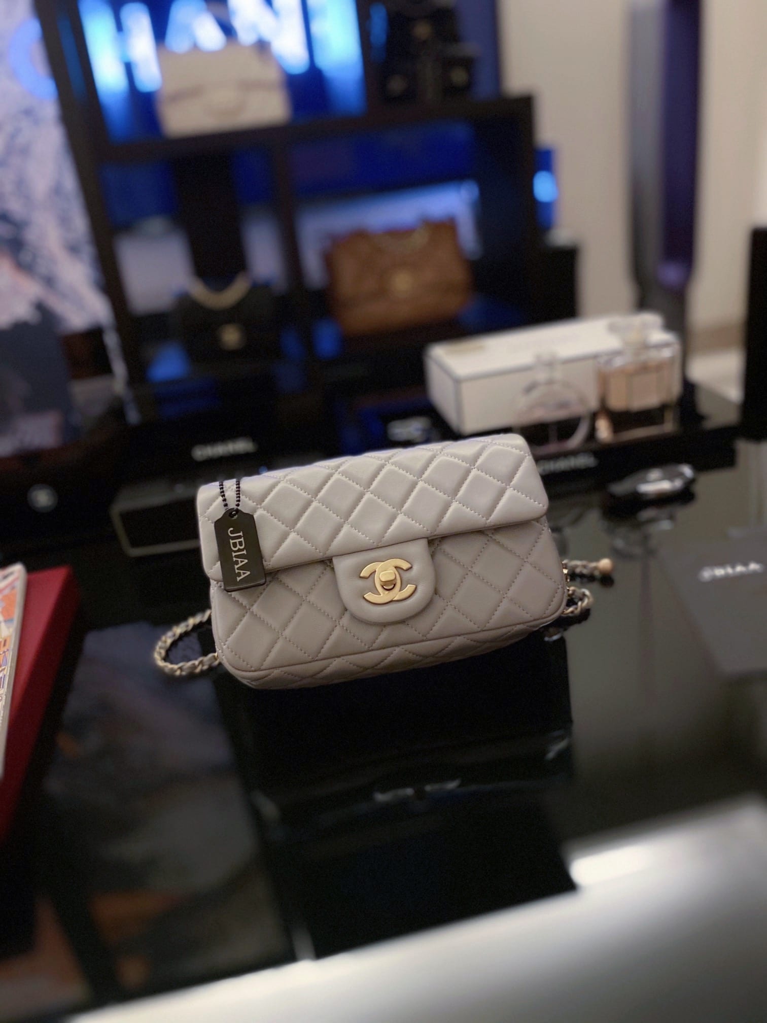 Chanel: сумка Pearl Crush, мини, серая