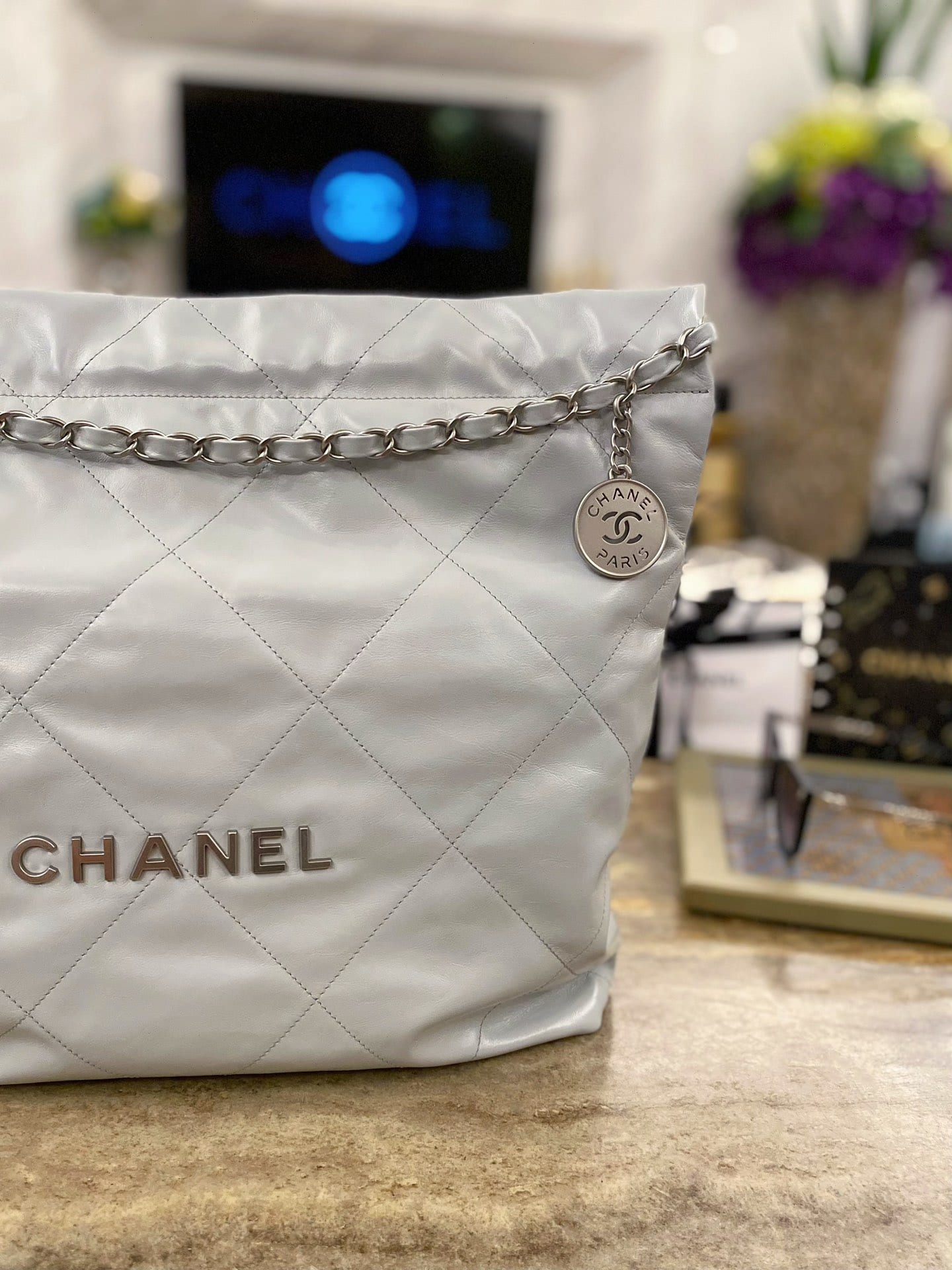 Chanel: сумка 22, средняя, серая, серебристая фурнитура