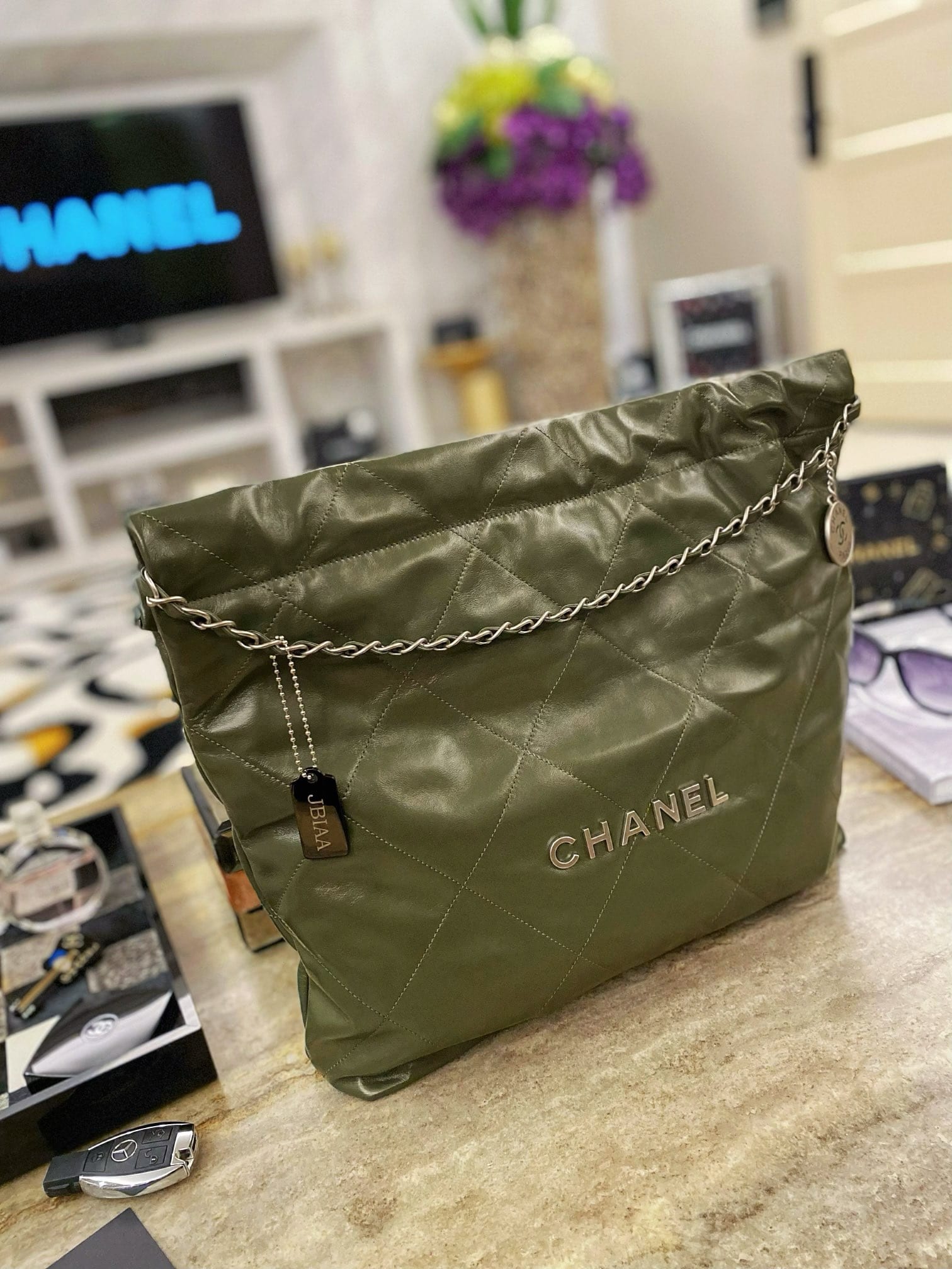 Chanel: сумка 22, средняя, зелёная, серебристая фурнитура
